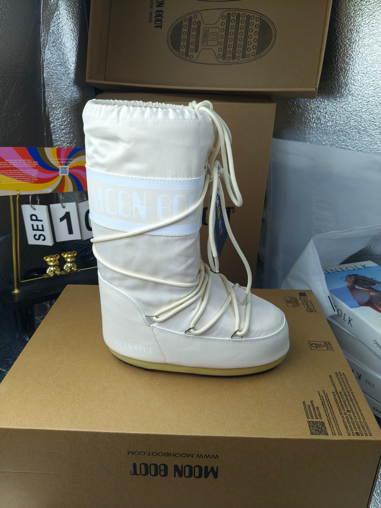  情侣款  滑雪季的宠儿
Moon Boot月亮靴雪地靴
在千禧年就已经非常火了
当年paris hilton、victoria beckham
等名人经常穿它，如今Y2K风潮再次流行
痞幼同款QQ秀穿搭
万人大秀的丑萌雪地靴重新翻红
不分男女不分左右
看着巨无霸巨实际配瑜伽裤巨显瘦
想要去北方的姐妹可以冲了
玩雪必备彻底杀疯
❶鞋面：进口防水布
❷内里：100%高端纤羽绵内胆
❸鞋底：热塑性橡胶
❹尺码：35－38，39-41，42－44
❺包装：moon boot原版透明手提袋
❻内增高：4cm