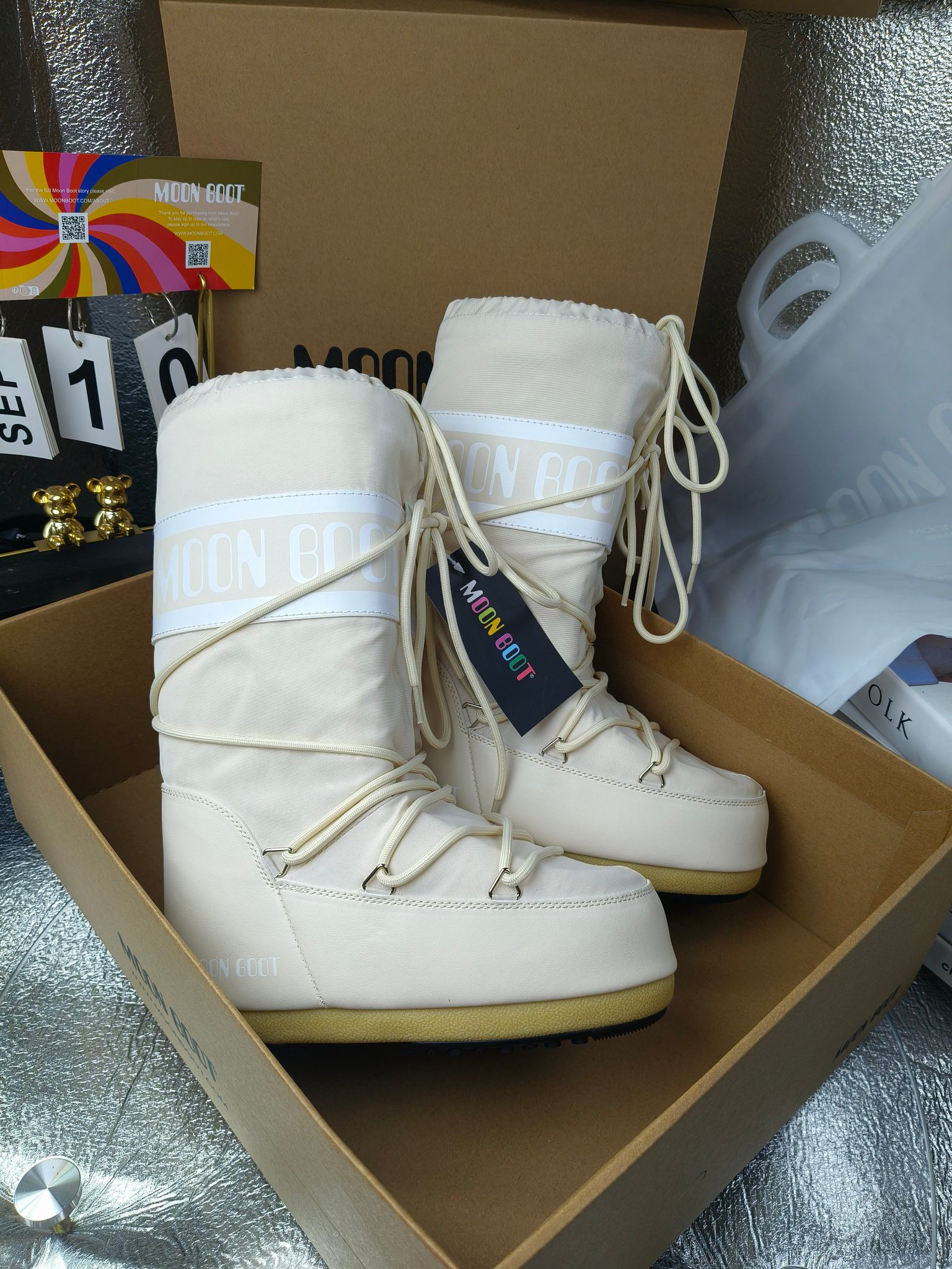  情侣款  滑雪季的宠儿
Moon Boot月亮靴雪地靴
在千禧年就已经非常火了
当年paris hilton、victoria beckham
等名人经常穿它，如今Y2K风潮再次流行
痞幼同款QQ秀穿搭
万人大秀的丑萌雪地靴重新翻红
不分男女不分左右
看着巨无霸巨实际配瑜伽裤巨显瘦
想要去北方的姐妹可以冲了
玩雪必备彻底杀疯
❶鞋面：进口防水布
❷内里：100%高端纤羽绵内胆
❸鞋底：热塑性橡胶
❹尺码：35－38，39-41，42－44
❺包装：moon boot原版透明手提袋
❻内增高：4cm