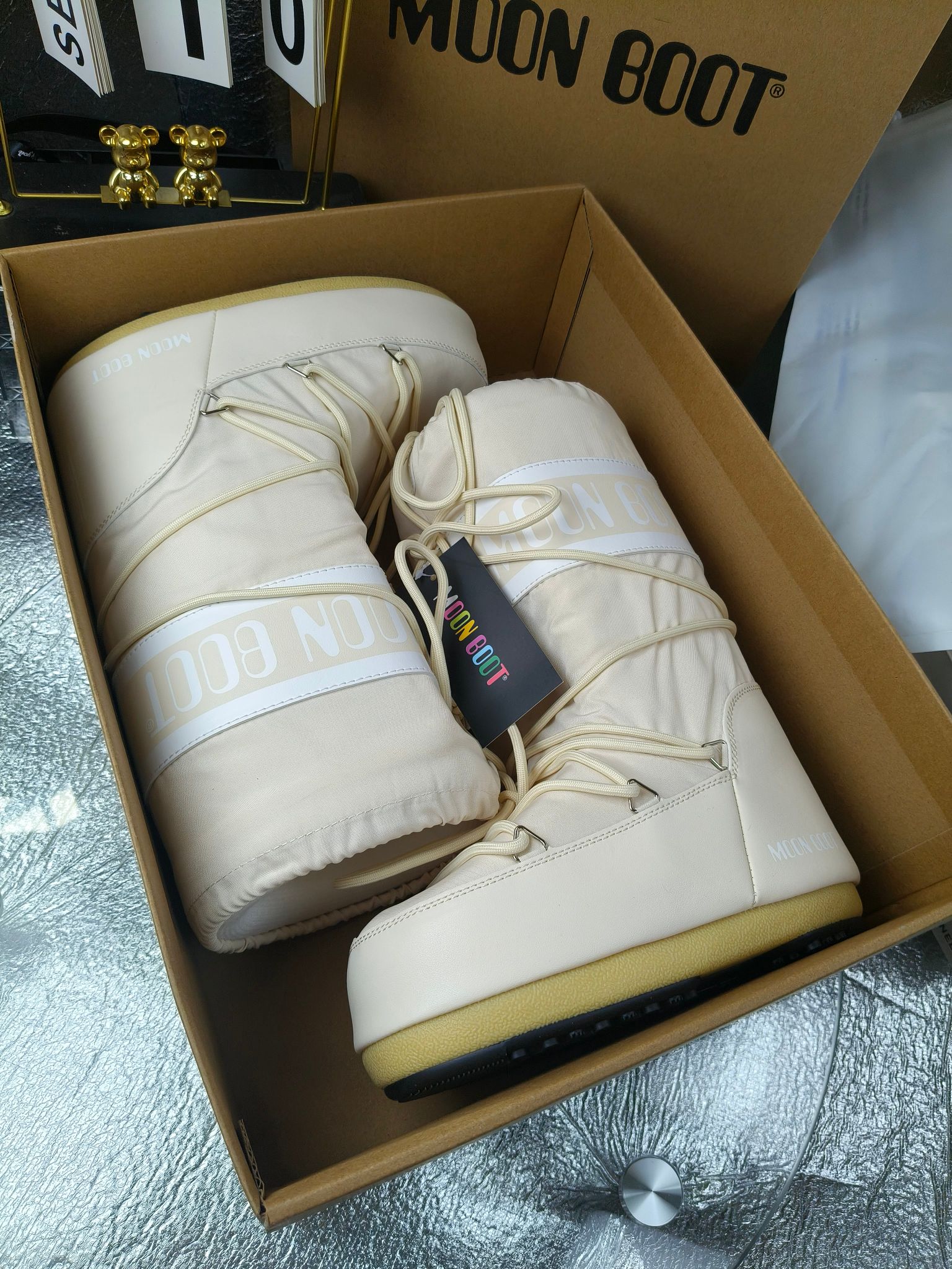  情侣款  滑雪季的宠儿
Moon Boot月亮靴雪地靴
在千禧年就已经非常火了
当年paris hilton、victoria beckham
等名人经常穿它，如今Y2K风潮再次流行
痞幼同款QQ秀穿搭
万人大秀的丑萌雪地靴重新翻红
不分男女不分左右
看着巨无霸巨实际配瑜伽裤巨显瘦
想要去北方的姐妹可以冲了
玩雪必备彻底杀疯
❶鞋面：进口防水布
❷内里：100%高端纤羽绵内胆
❸鞋底：热塑性橡胶
❹尺码：35－38，39-41，42－44
❺包装：moon boot原版透明手提袋
❻内增高：4cm