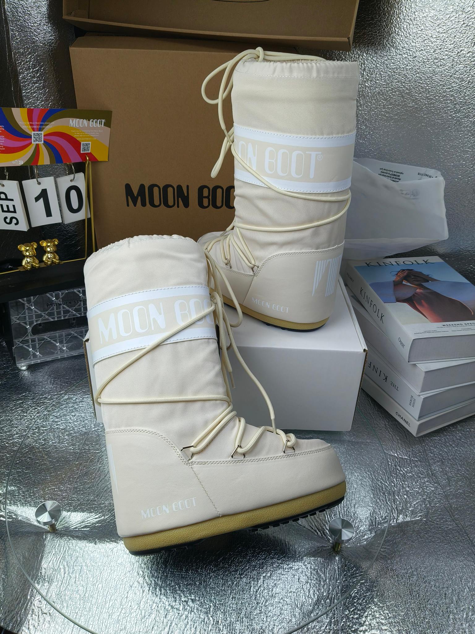  情侣款  滑雪季的宠儿
Moon Boot月亮靴雪地靴
在千禧年就已经非常火了
当年paris hilton、victoria beckham
等名人经常穿它，如今Y2K风潮再次流行
痞幼同款QQ秀穿搭
万人大秀的丑萌雪地靴重新翻红
不分男女不分左右
看着巨无霸巨实际配瑜伽裤巨显瘦
想要去北方的姐妹可以冲了
玩雪必备彻底杀疯
❶鞋面：进口防水布
❷内里：100%高端纤羽绵内胆
❸鞋底：热塑性橡胶
❹尺码：35－38，39-41，42－44
❺包装：moon boot原版透明手提袋
❻内增高：4cm