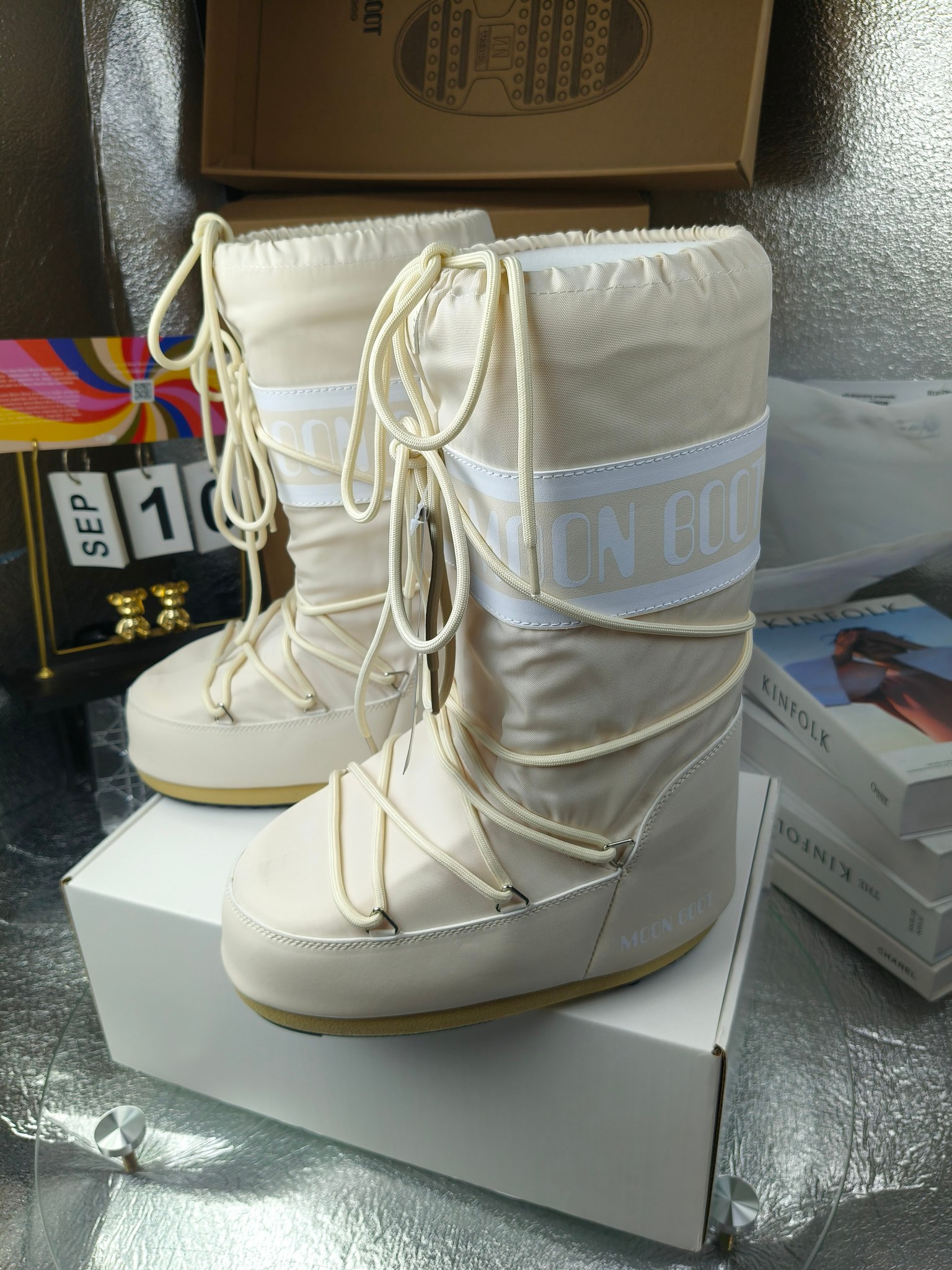  情侣款  滑雪季的宠儿
Moon Boot月亮靴雪地靴
在千禧年就已经非常火了
当年paris hilton、victoria beckham
等名人经常穿它，如今Y2K风潮再次流行
痞幼同款QQ秀穿搭
万人大秀的丑萌雪地靴重新翻红
不分男女不分左右
看着巨无霸巨实际配瑜伽裤巨显瘦
想要去北方的姐妹可以冲了
玩雪必备彻底杀疯
❶鞋面：进口防水布
❷内里：100%高端纤羽绵内胆
❸鞋底：热塑性橡胶
❹尺码：35－38，39-41，42－44
❺包装：moon boot原版透明手提袋
❻内增高：4cm