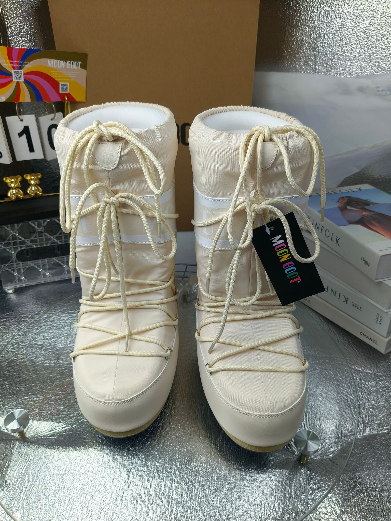  情侣款  滑雪季的宠儿
Moon Boot月亮靴雪地靴
在千禧年就已经非常火了
当年paris hilton、victoria beckham
等名人经常穿它，如今Y2K风潮再次流行
痞幼同款QQ秀穿搭
万人大秀的丑萌雪地靴重新翻红
不分男女不分左右
看着巨无霸巨实际配瑜伽裤巨显瘦
想要去北方的姐妹可以冲了
玩雪必备彻底杀疯
❶鞋面：进口防水布
❷内里：100%高端纤羽绵内胆
❸鞋底：热塑性橡胶
❹尺码：35－38，39-41，42－44
❺包装：moon boot原版透明手提袋
❻内增高：4cm