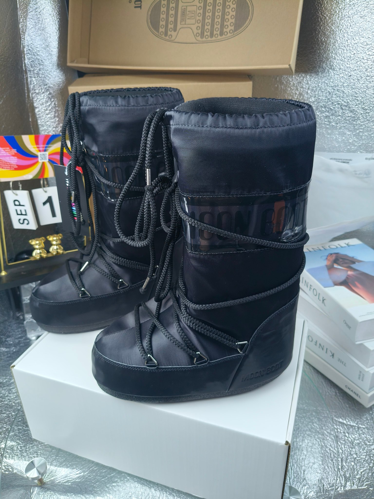  情侣款  滑雪季的宠儿
Moon Boot月亮靴雪地靴
在千禧年就已经非常火了
当年paris hilton、victoria beckham
等名人经常穿它，如今Y2K风潮再次流行
痞幼同款QQ秀穿搭
万人大秀的丑萌雪地靴重新翻红
不分男女不分左右
看着巨无霸巨实际配瑜伽裤巨显瘦
想要去北方的姐妹可以冲了
玩雪必备彻底杀疯
❶鞋面：进口防水布
❷内里：100%高端纤羽绵内胆
❸鞋底：热塑性橡胶
❹尺码：35－38，39-41，42－44
❺包装：moon boot原版透明手提袋
❻内增高：4cm