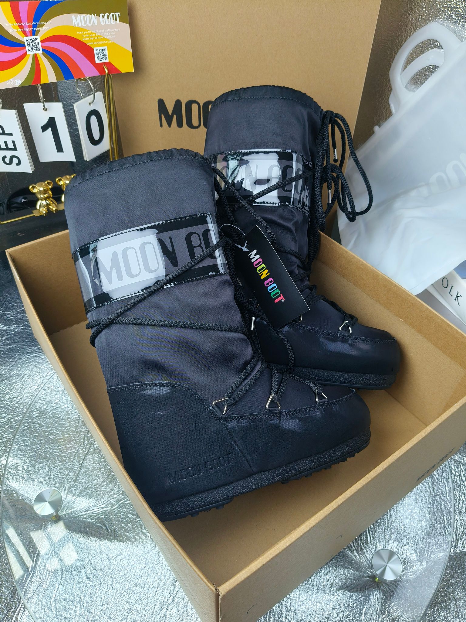  情侣款  滑雪季的宠儿
Moon Boot月亮靴雪地靴
在千禧年就已经非常火了
当年paris hilton、victoria beckham
等名人经常穿它，如今Y2K风潮再次流行
痞幼同款QQ秀穿搭
万人大秀的丑萌雪地靴重新翻红
不分男女不分左右
看着巨无霸巨实际配瑜伽裤巨显瘦
想要去北方的姐妹可以冲了
玩雪必备彻底杀疯
❶鞋面：进口防水布
❷内里：100%高端纤羽绵内胆
❸鞋底：热塑性橡胶
❹尺码：35－38，39-41，42－44
❺包装：moon boot原版透明手提袋
❻内增高：4cm