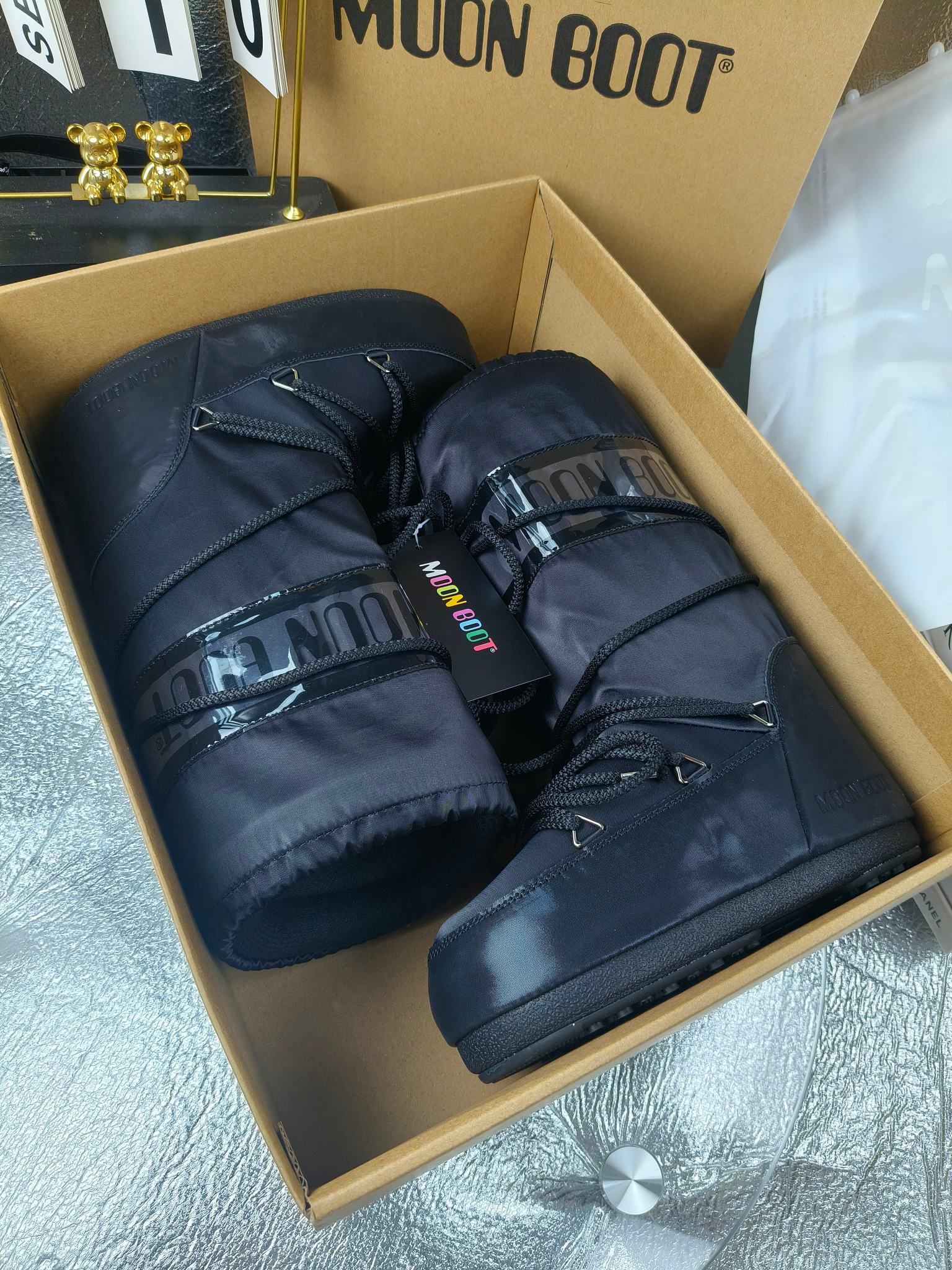  情侣款  滑雪季的宠儿
Moon Boot月亮靴雪地靴
在千禧年就已经非常火了
当年paris hilton、victoria beckham
等名人经常穿它，如今Y2K风潮再次流行
痞幼同款QQ秀穿搭
万人大秀的丑萌雪地靴重新翻红
不分男女不分左右
看着巨无霸巨实际配瑜伽裤巨显瘦
想要去北方的姐妹可以冲了
玩雪必备彻底杀疯
❶鞋面：进口防水布
❷内里：100%高端纤羽绵内胆
❸鞋底：热塑性橡胶
❹尺码：35－38，39-41，42－44
❺包装：moon boot原版透明手提袋
❻内增高：4cm