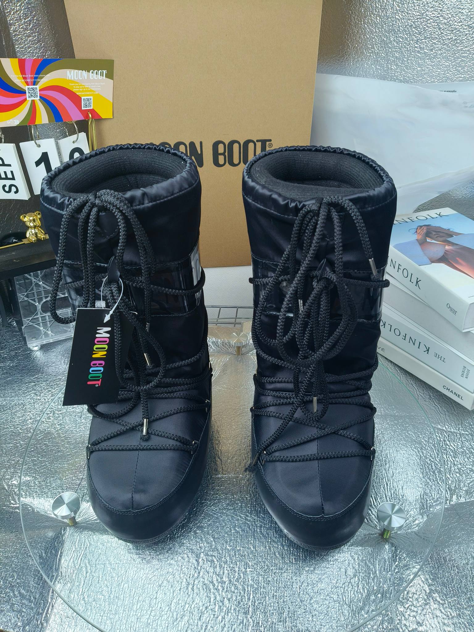  情侣款  滑雪季的宠儿
Moon Boot月亮靴雪地靴
在千禧年就已经非常火了
当年paris hilton、victoria beckham
等名人经常穿它，如今Y2K风潮再次流行
痞幼同款QQ秀穿搭
万人大秀的丑萌雪地靴重新翻红
不分男女不分左右
看着巨无霸巨实际配瑜伽裤巨显瘦
想要去北方的姐妹可以冲了
玩雪必备彻底杀疯
❶鞋面：进口防水布
❷内里：100%高端纤羽绵内胆
❸鞋底：热塑性橡胶
❹尺码：35－38，39-41，42－44
❺包装：moon boot原版透明手提袋
❻内增高：4cm