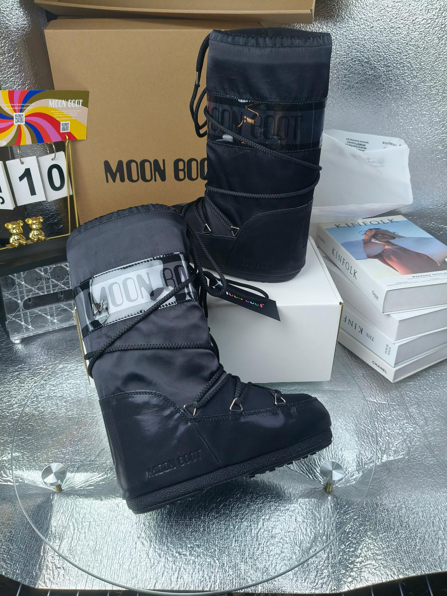  情侣款  滑雪季的宠儿
Moon Boot月亮靴雪地靴
在千禧年就已经非常火了
当年paris hilton、victoria beckham
等名人经常穿它，如今Y2K风潮再次流行
痞幼同款QQ秀穿搭
万人大秀的丑萌雪地靴重新翻红
不分男女不分左右
看着巨无霸巨实际配瑜伽裤巨显瘦
想要去北方的姐妹可以冲了
玩雪必备彻底杀疯
❶鞋面：进口防水布
❷内里：100%高端纤羽绵内胆
❸鞋底：热塑性橡胶
❹尺码：35－38，39-41，42－44
❺包装：moon boot原版透明手提袋
❻内增高：4cm