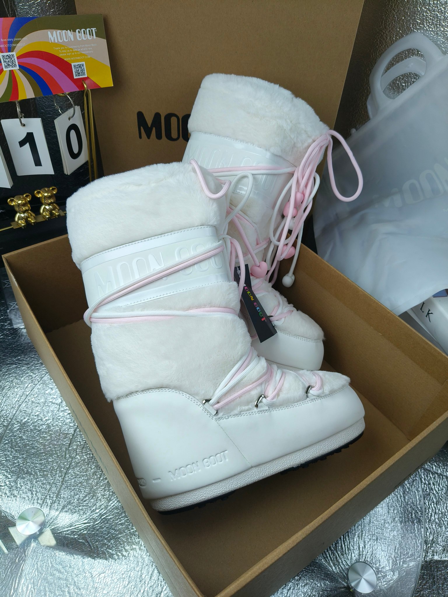  情侣款  滑雪季的宠儿
Moon Boot月亮靴雪地靴
在千禧年就已经非常火了
当年paris hilton、victoria beckham
等名人经常穿它，如今Y2K风潮再次流行
痞幼同款QQ秀穿搭
万人大秀的丑萌雪地靴重新翻红
不分男女不分左右
看着巨无霸巨实际配瑜伽裤巨显瘦
想要去北方的姐妹可以冲了
玩雪必备彻底杀疯
❶鞋面：进口防水布
❷内里：100%高端纤羽绵内胆
❸鞋底：热塑性橡胶
❹尺码：35－38，39-41，42－44
❺包装：moon boot原版透明手提袋
❻内增高：4cm