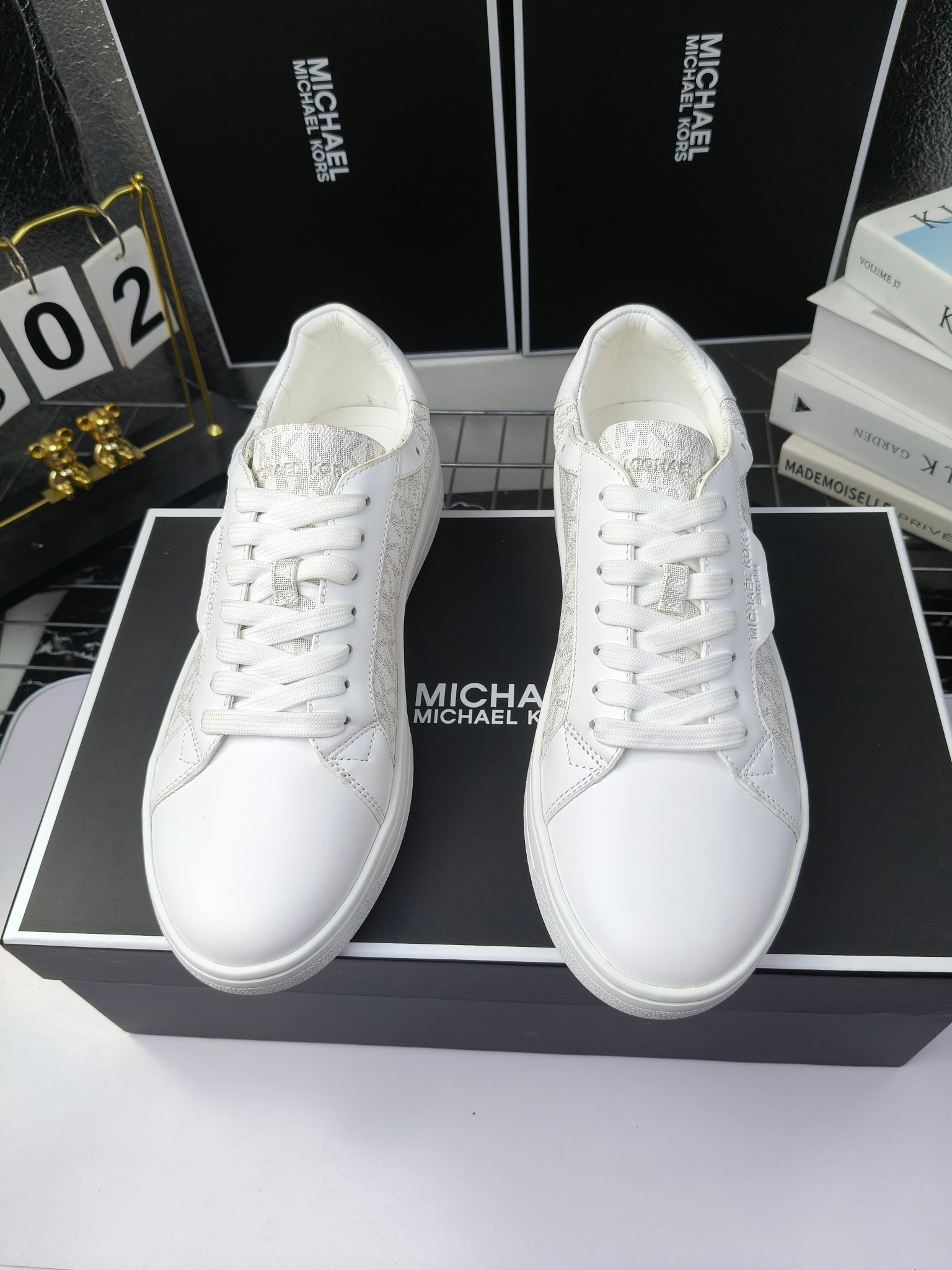 MICHAEL KORS 
四季男款管网同步发售
“独家开模”橡胶防滑耐磨大底、
面料：进口头层牛皮+特殊定制品牌材料 、 
内里：进口透气羊皮、
大底：防滑原版大底、
码数：39男-45
工厂最新版出厂220