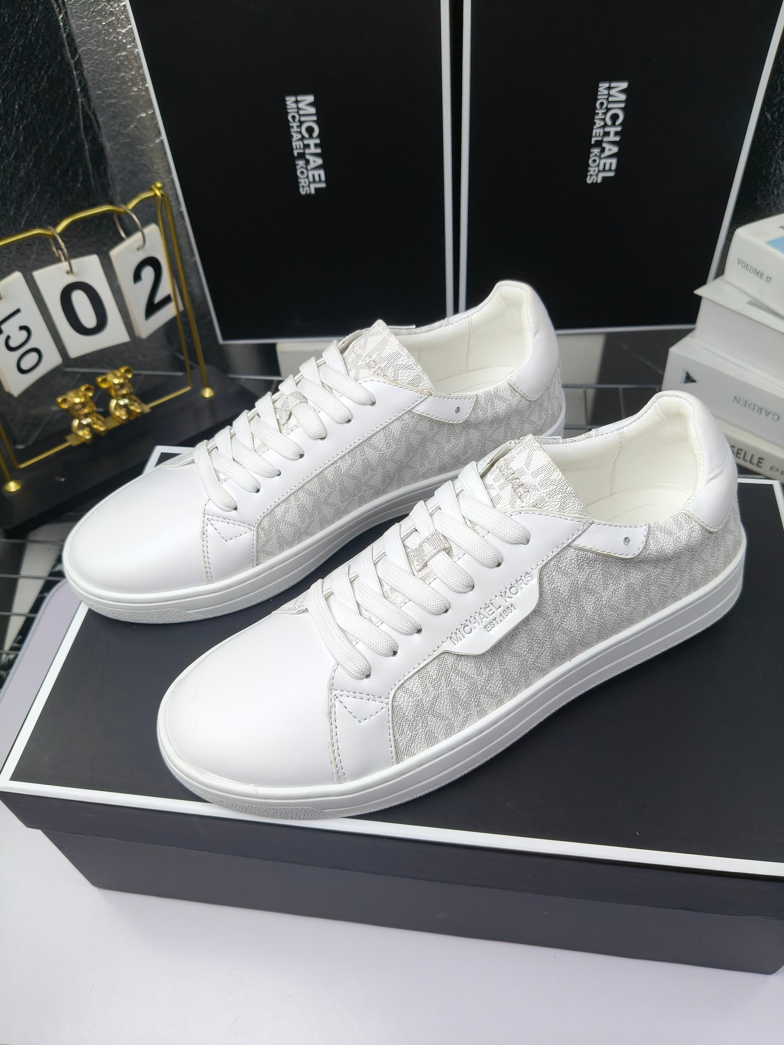 MICHAEL KORS 
四季男款管网同步发售
“独家开模”橡胶防滑耐磨大底、
面料：进口头层牛皮+特殊定制品牌材料 、 
内里：进口透气羊皮、
大底：防滑原版大底、
码数：39男-45
工厂最新版出厂220