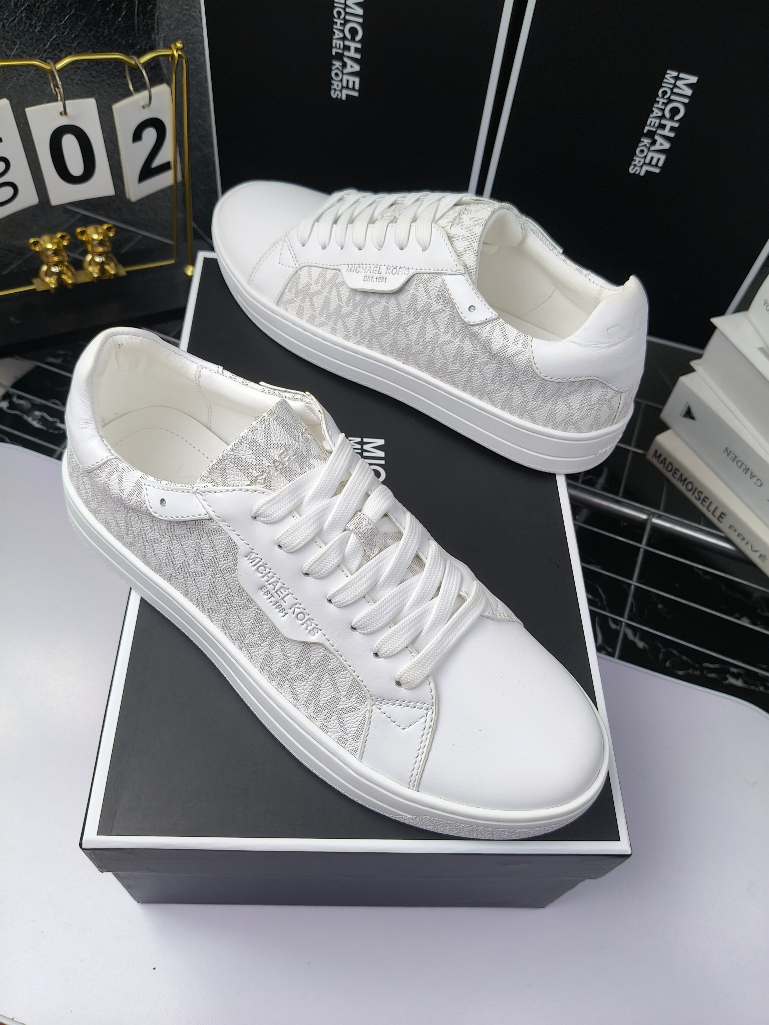 MICHAEL KORS 
四季男款管网同步发售
“独家开模”橡胶防滑耐磨大底、
面料：进口头层牛皮+特殊定制品牌材料 、 
内里：进口透气羊皮、
大底：防滑原版大底、
码数：39男-45
工厂最新版出厂220