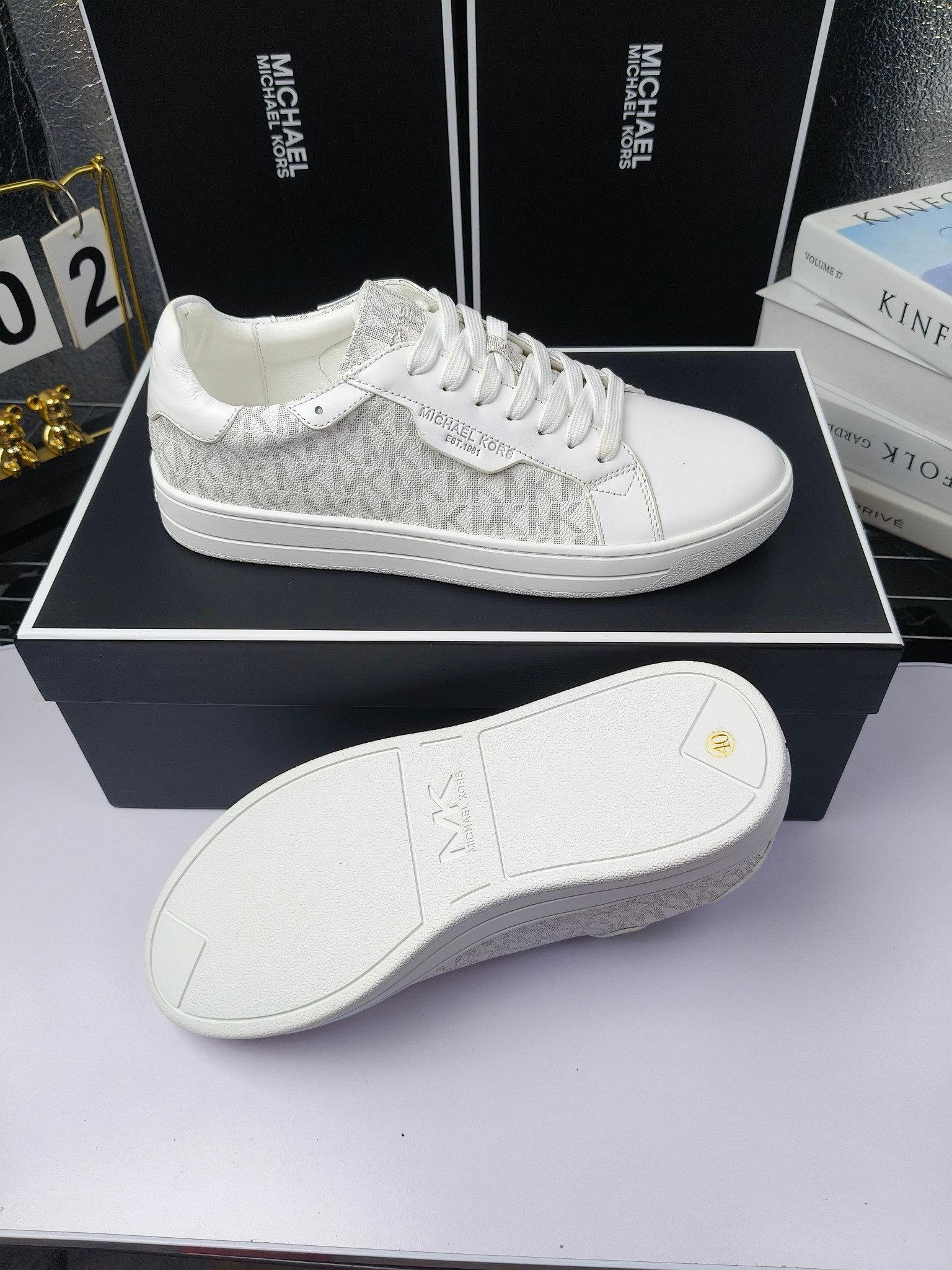 MICHAEL KORS 
四季男款管网同步发售
“独家开模”橡胶防滑耐磨大底、
面料：进口头层牛皮+特殊定制品牌材料 、 
内里：进口透气羊皮、
大底：防滑原版大底、
码数：39男-45
工厂最新版出厂220