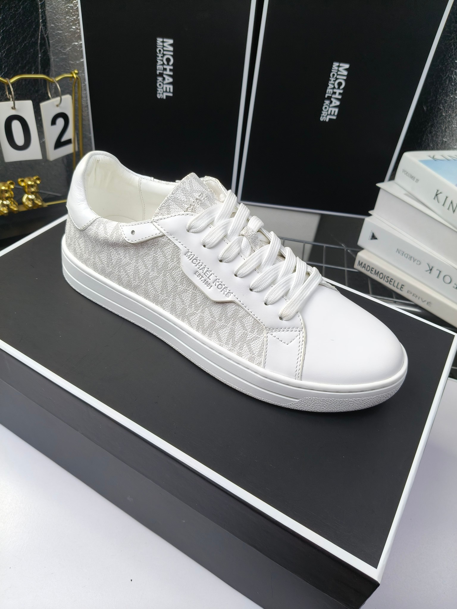 MICHAEL KORS 
四季男款管网同步发售
“独家开模”橡胶防滑耐磨大底、
面料：进口头层牛皮+特殊定制品牌材料 、 
内里：进口透气羊皮、
大底：防滑原版大底、
码数：39男-45
工厂最新版出厂220