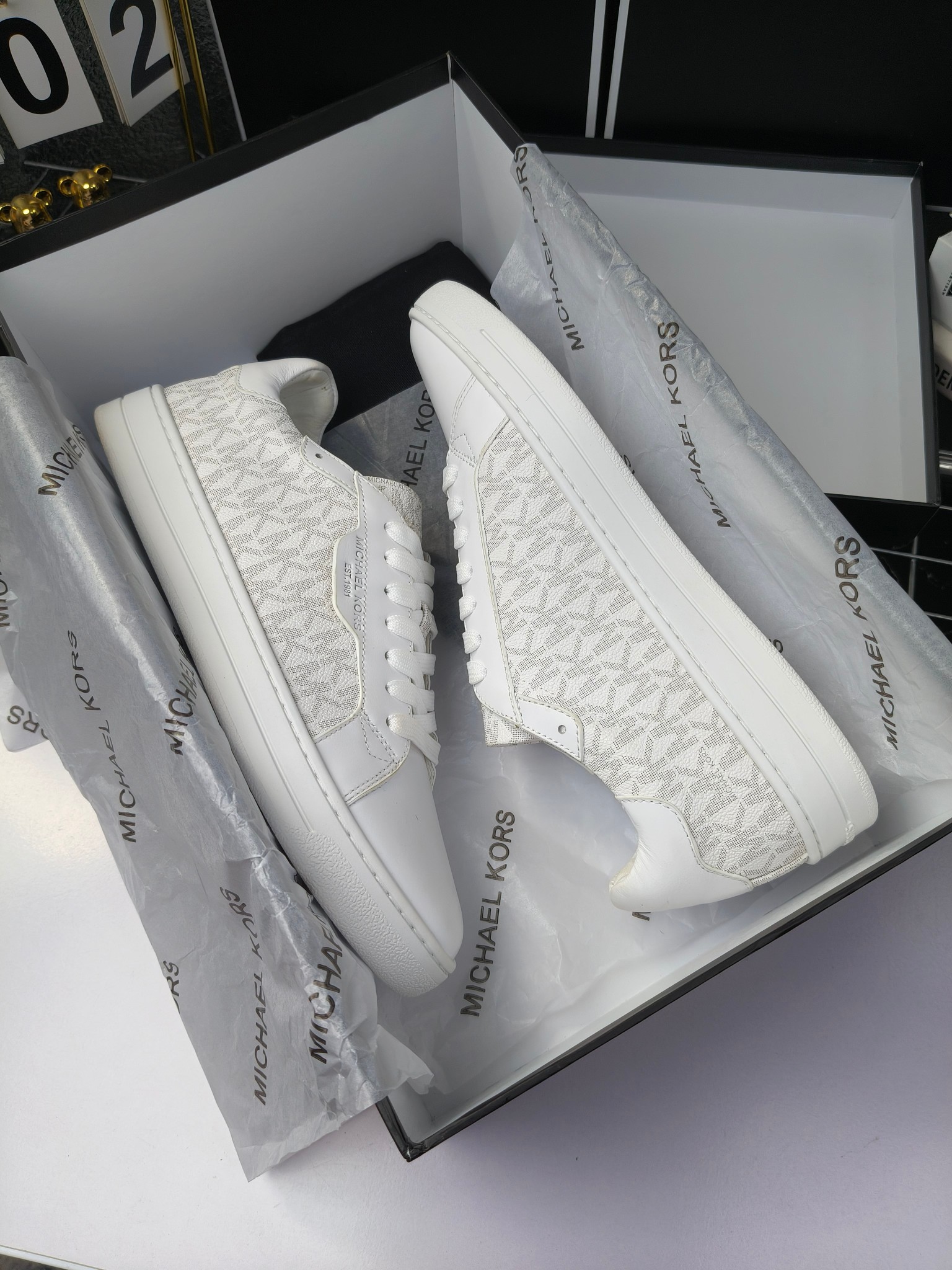 MICHAEL KORS 
四季男款管网同步发售
“独家开模”橡胶防滑耐磨大底、
面料：进口头层牛皮+特殊定制品牌材料 、 
内里：进口透气羊皮、
大底：防滑原版大底、
码数：39男-45
工厂最新版出厂220