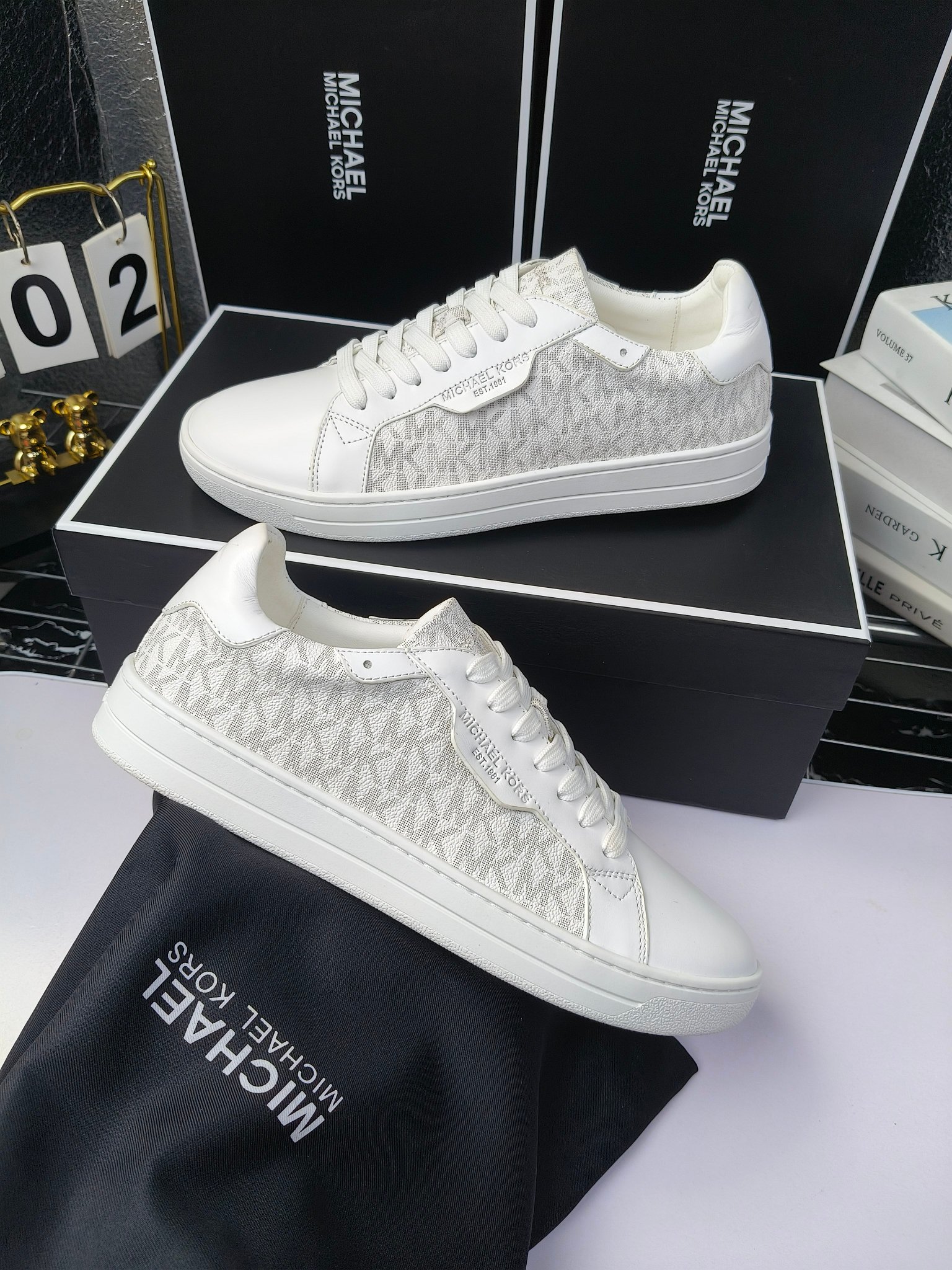 MICHAEL KORS 
四季男款管网同步发售
“独家开模”橡胶防滑耐磨大底、
面料：进口头层牛皮+特殊定制品牌材料 、 
内里：进口透气羊皮、
大底：防滑原版大底、
码数：39男-45
工厂最新版出厂220