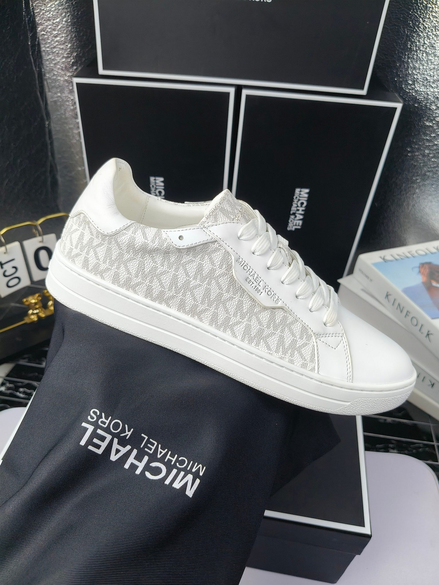 MICHAEL KORS 
四季男款管网同步发售
“独家开模”橡胶防滑耐磨大底、
面料：进口头层牛皮+特殊定制品牌材料 、 
内里：进口透气羊皮、
大底：防滑原版大底、
码数：39男-45
工厂最新版出厂220