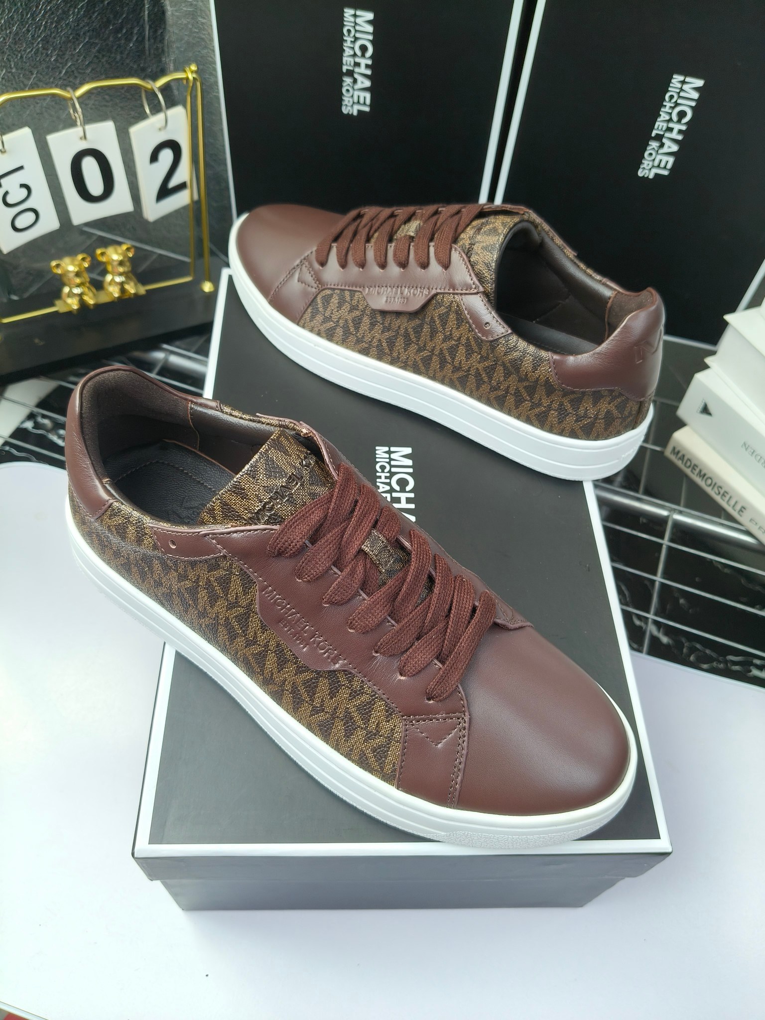 MICHAEL KORS 
四季男款管网同步发售
“独家开模”橡胶防滑耐磨大底、
面料：进口头层牛皮+特殊定制品牌材料 、 
内里：进口透气羊皮、
大底：防滑原版大底、
码数：39男-45
工厂最新版出厂220