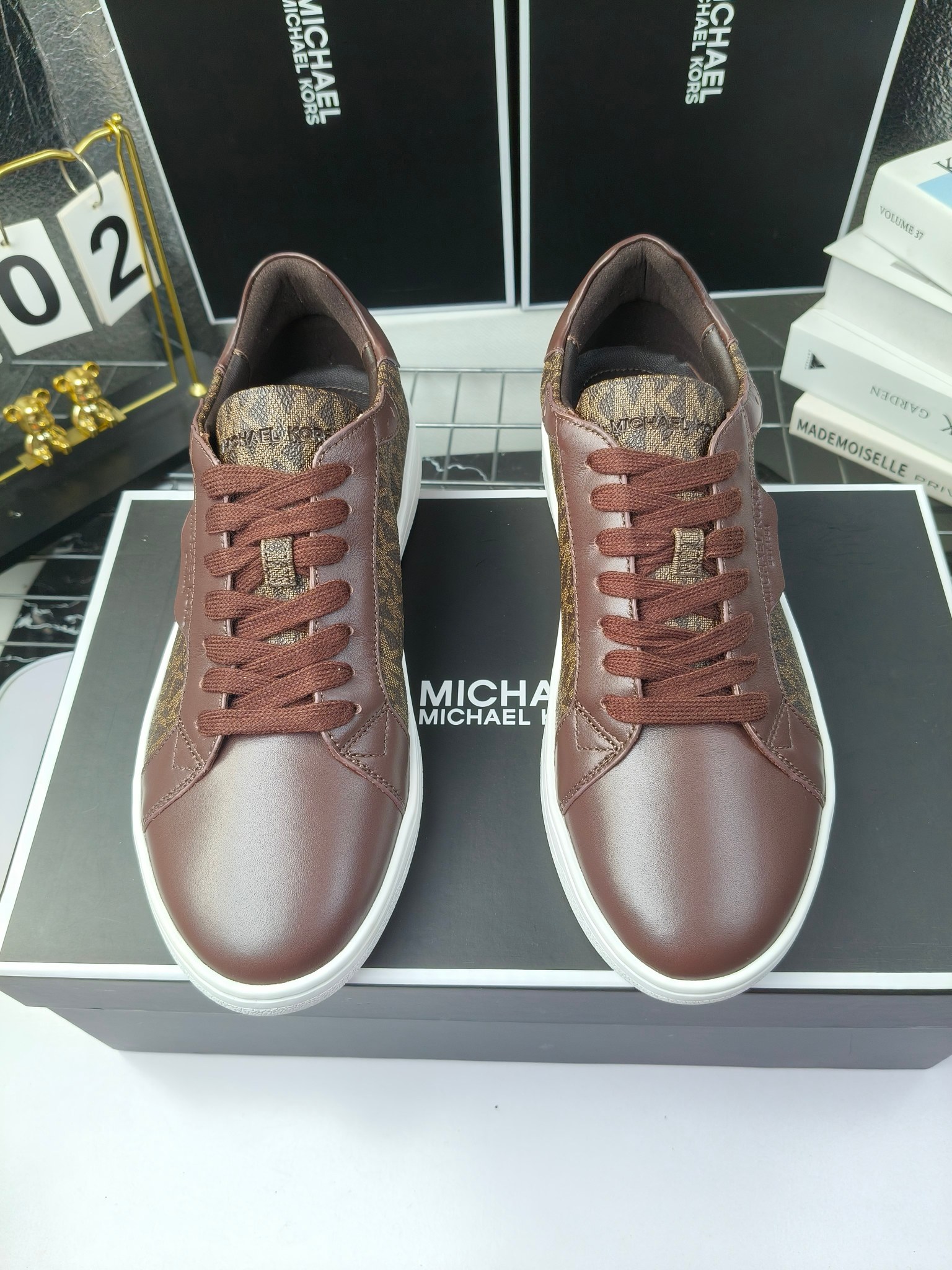 MICHAEL KORS 
四季男款管网同步发售
“独家开模”橡胶防滑耐磨大底、
面料：进口头层牛皮+特殊定制品牌材料 、 
内里：进口透气羊皮、
大底：防滑原版大底、
码数：39男-45
工厂最新版出厂220