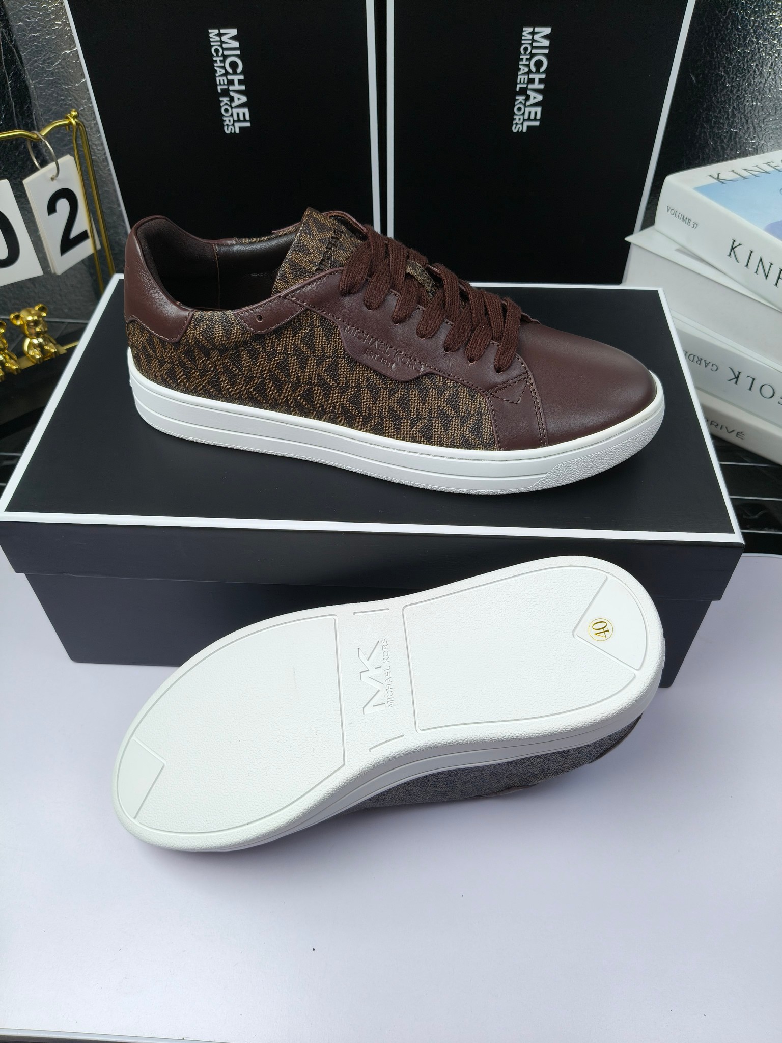 MICHAEL KORS 
四季男款管网同步发售
“独家开模”橡胶防滑耐磨大底、
面料：进口头层牛皮+特殊定制品牌材料 、 
内里：进口透气羊皮、
大底：防滑原版大底、
码数：39男-45
工厂最新版出厂220