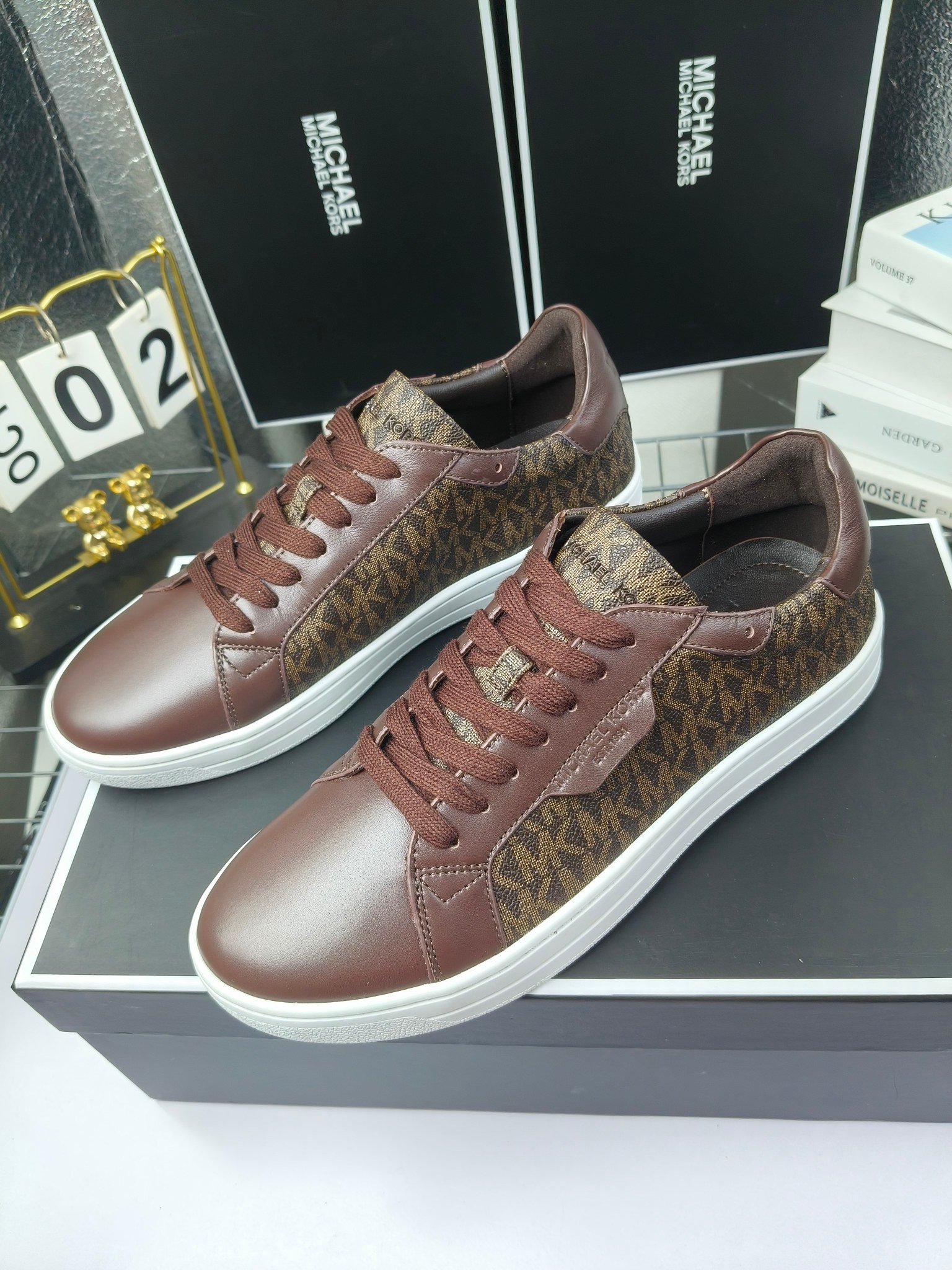 MICHAEL KORS 
四季男款管网同步发售
“独家开模”橡胶防滑耐磨大底、
面料：进口头层牛皮+特殊定制品牌材料 、 
内里：进口透气羊皮、
大底：防滑原版大底、
码数：39男-45
工厂最新版出厂220