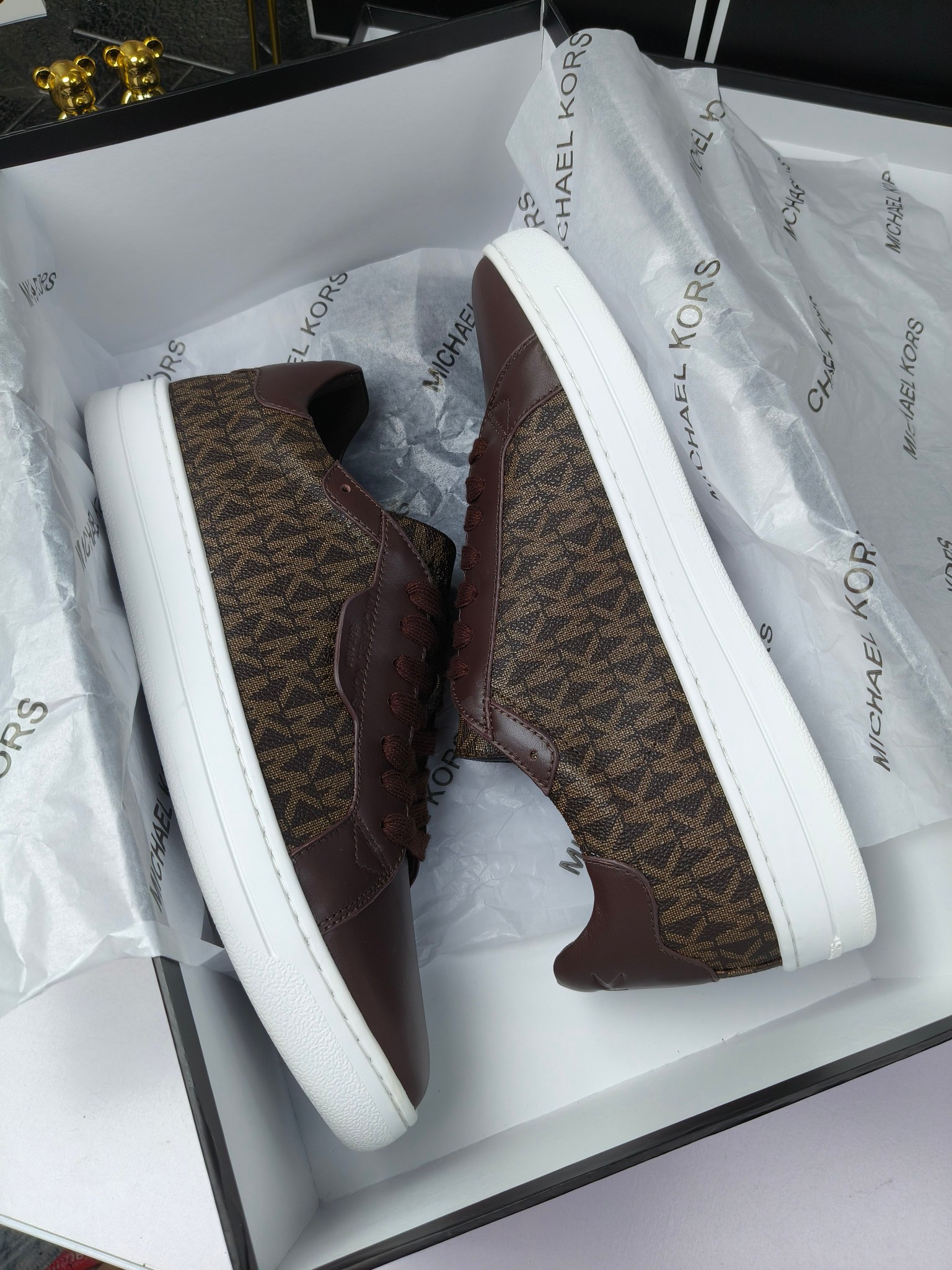 MICHAEL KORS 
四季男款管网同步发售
“独家开模”橡胶防滑耐磨大底、
面料：进口头层牛皮+特殊定制品牌材料 、 
内里：进口透气羊皮、
大底：防滑原版大底、
码数：39男-45
工厂最新版出厂220