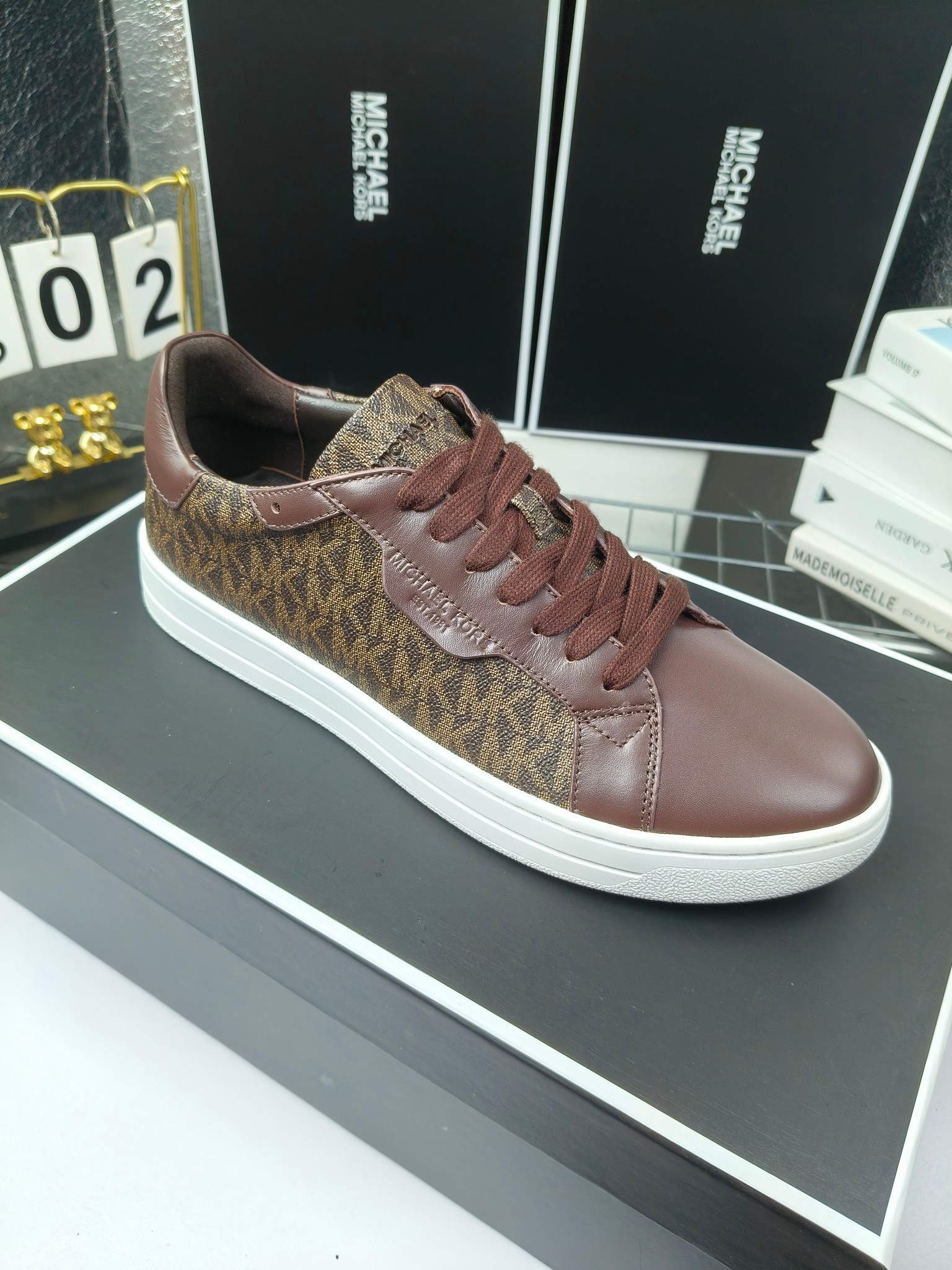 MICHAEL KORS 
四季男款管网同步发售
“独家开模”橡胶防滑耐磨大底、
面料：进口头层牛皮+特殊定制品牌材料 、 
内里：进口透气羊皮、
大底：防滑原版大底、
码数：39男-45
工厂最新版出厂220