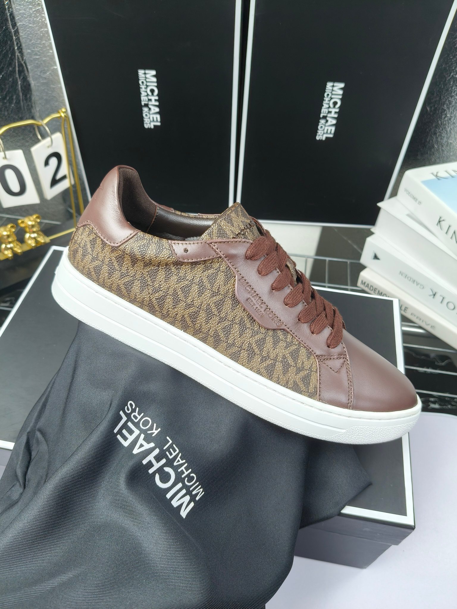 MICHAEL KORS 
四季男款管网同步发售
“独家开模”橡胶防滑耐磨大底、
面料：进口头层牛皮+特殊定制品牌材料 、 
内里：进口透气羊皮、
大底：防滑原版大底、
码数：39男-45
工厂最新版出厂220