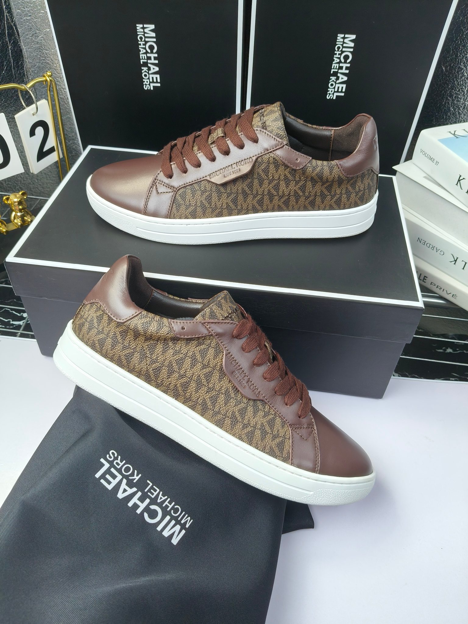 MICHAEL KORS 
四季男款管网同步发售
“独家开模”橡胶防滑耐磨大底、
面料：进口头层牛皮+特殊定制品牌材料 、 
内里：进口透气羊皮、
大底：防滑原版大底、
码数：39男-45
工厂最新版出厂220