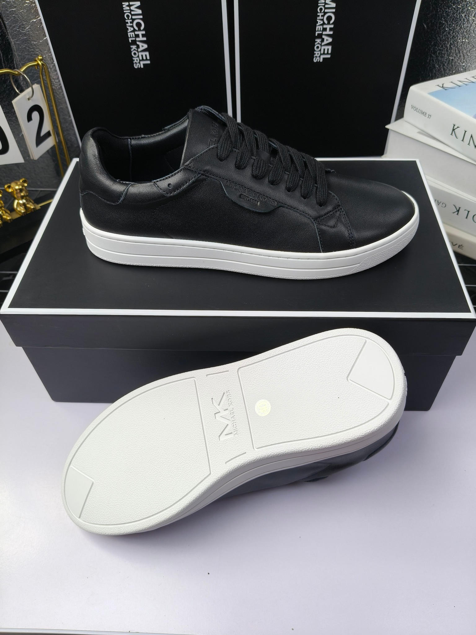 MICHAEL KORS 
四季男款管网同步发售
“独家开模”橡胶防滑耐磨大底、
面料：进口头层牛皮+特殊定制品牌材料 、 
内里：进口透气羊皮、
大底：防滑原版大底、
码数：39男-45
工厂最新版出厂220