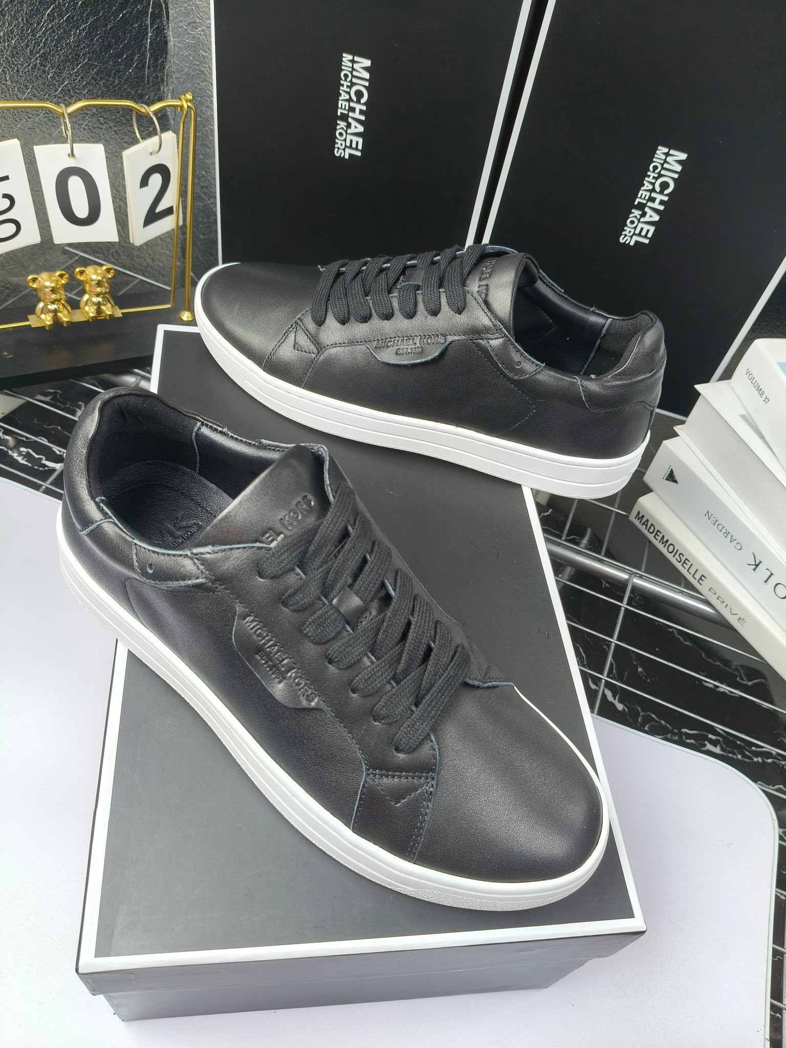 MICHAEL KORS 
四季男款管网同步发售
“独家开模”橡胶防滑耐磨大底、
面料：进口头层牛皮+特殊定制品牌材料 、 
内里：进口透气羊皮、
大底：防滑原版大底、
码数：39男-45
工厂最新版出厂220