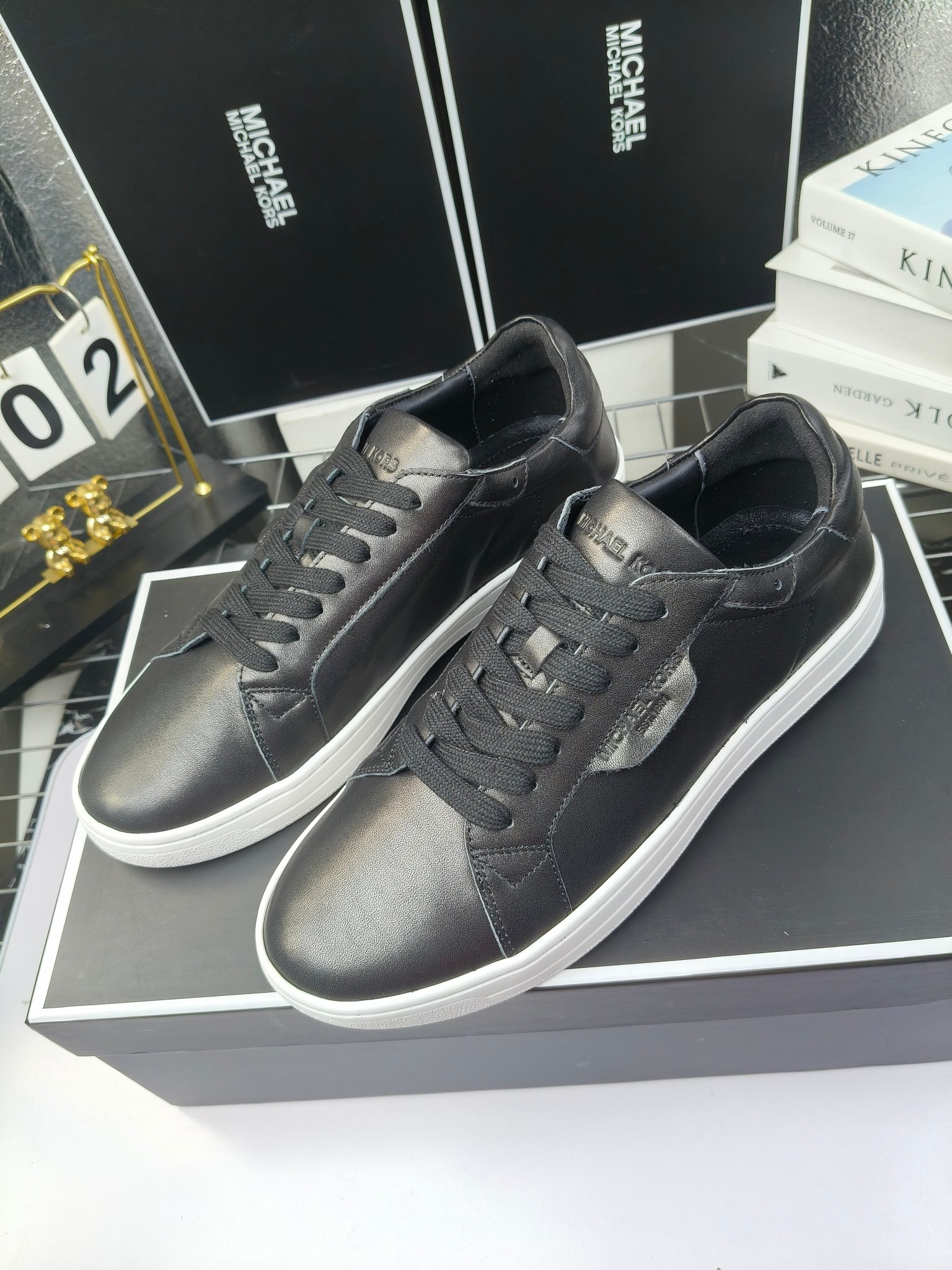 MICHAEL KORS 
四季男款管网同步发售
“独家开模”橡胶防滑耐磨大底、
面料：进口头层牛皮+特殊定制品牌材料 、 
内里：进口透气羊皮、
大底：防滑原版大底、
码数：39男-45
工厂最新版出厂220