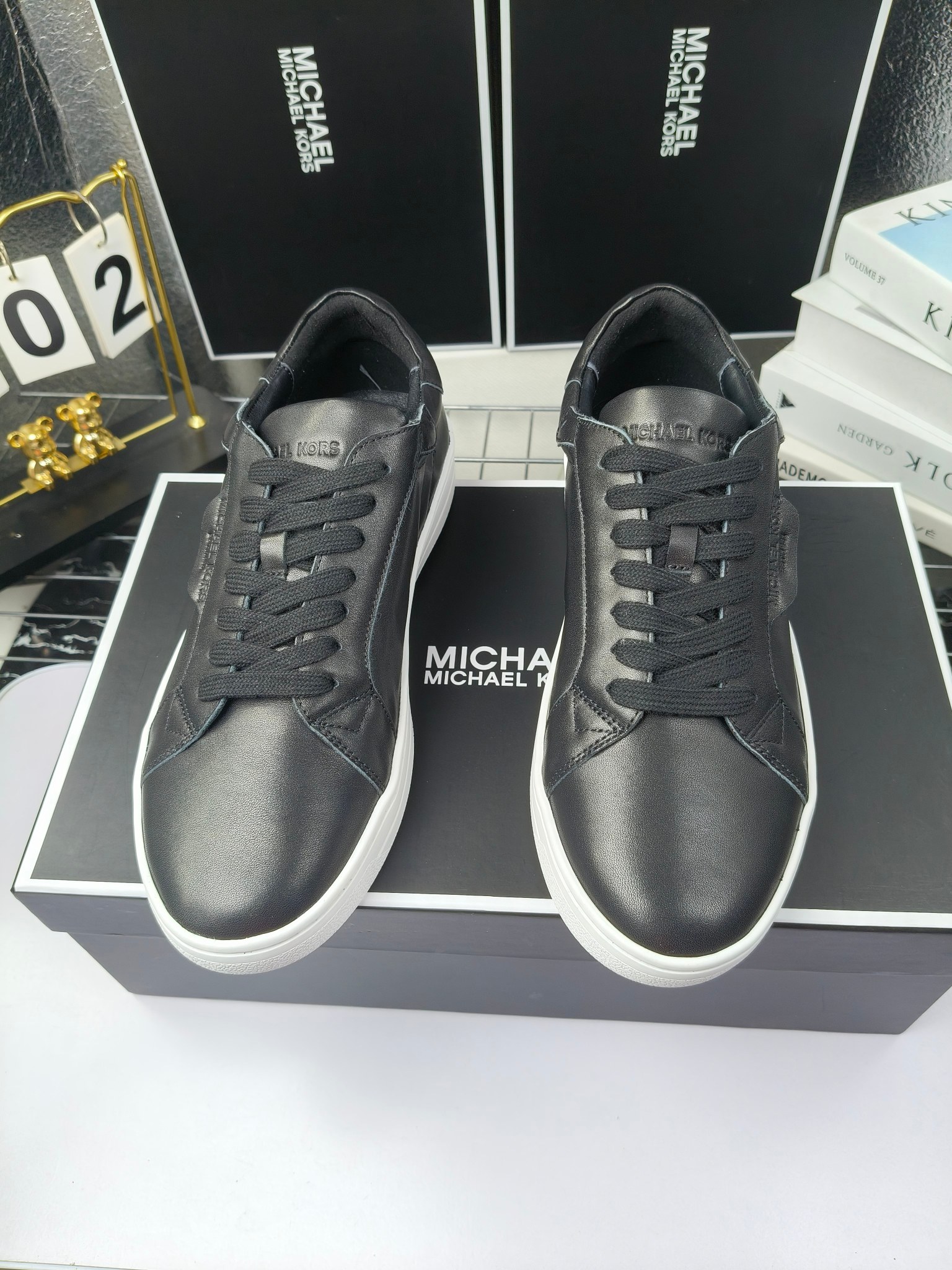 MICHAEL KORS 
四季男款管网同步发售
“独家开模”橡胶防滑耐磨大底、
面料：进口头层牛皮+特殊定制品牌材料 、 
内里：进口透气羊皮、
大底：防滑原版大底、
码数：39男-45
工厂最新版出厂220