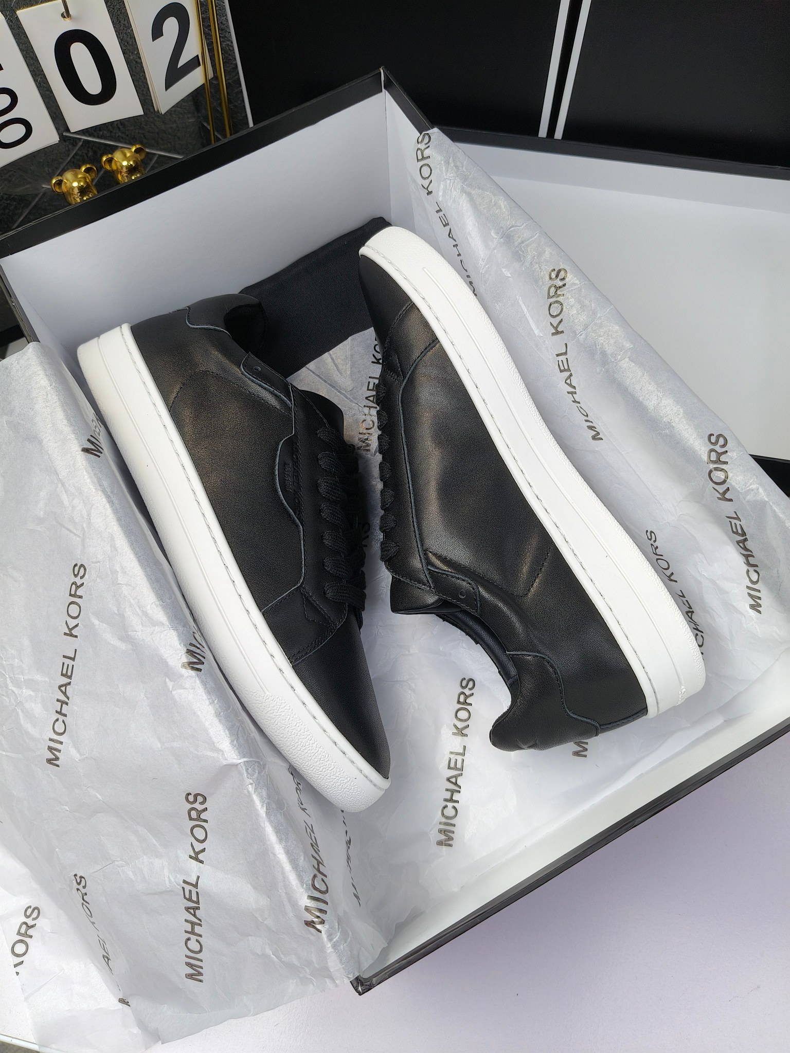 MICHAEL KORS 
四季男款管网同步发售
“独家开模”橡胶防滑耐磨大底、
面料：进口头层牛皮+特殊定制品牌材料 、 
内里：进口透气羊皮、
大底：防滑原版大底、
码数：39男-45
工厂最新版出厂220