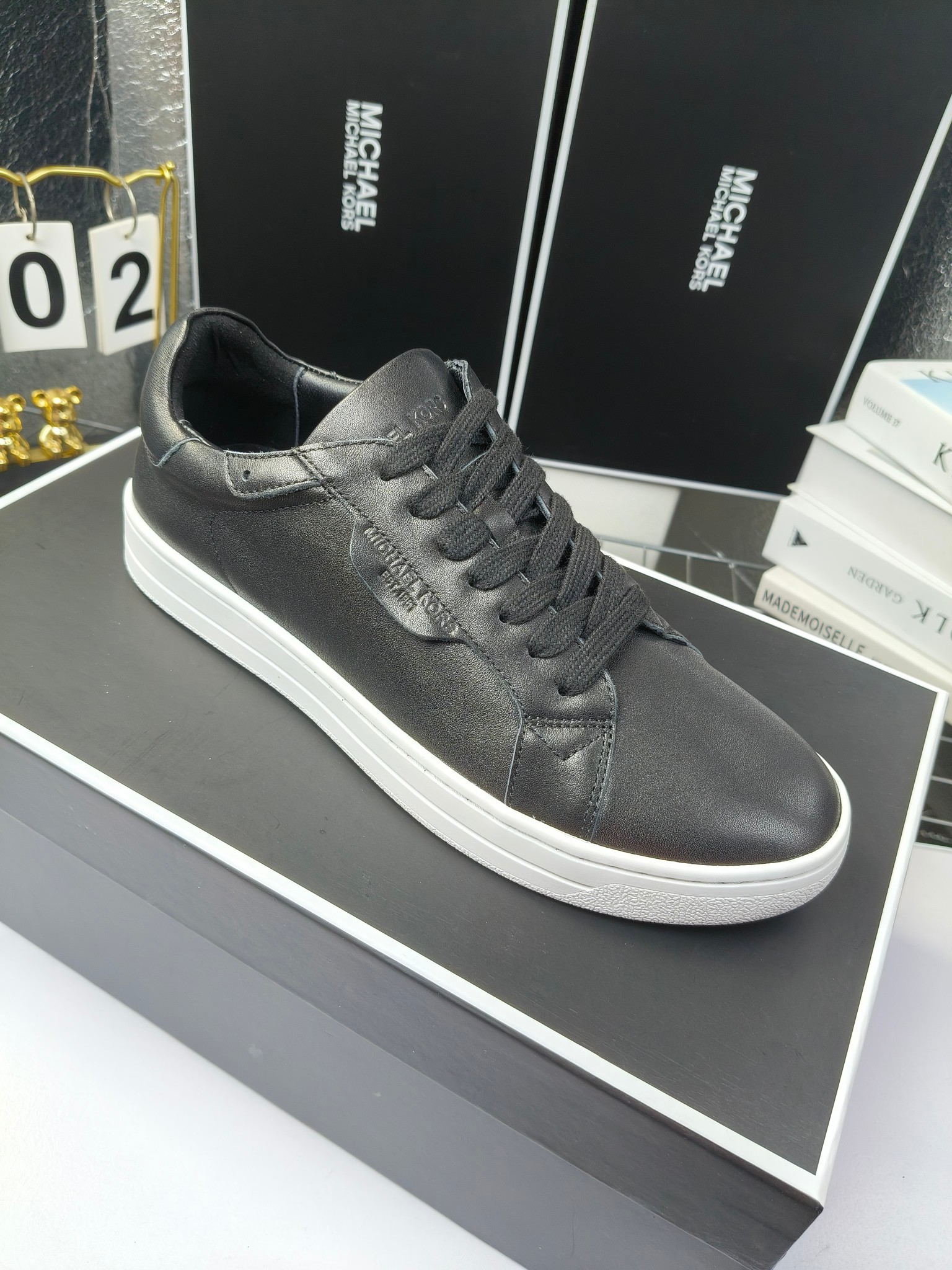 MICHAEL KORS 
四季男款管网同步发售
“独家开模”橡胶防滑耐磨大底、
面料：进口头层牛皮+特殊定制品牌材料 、 
内里：进口透气羊皮、
大底：防滑原版大底、
码数：39男-45
工厂最新版出厂220