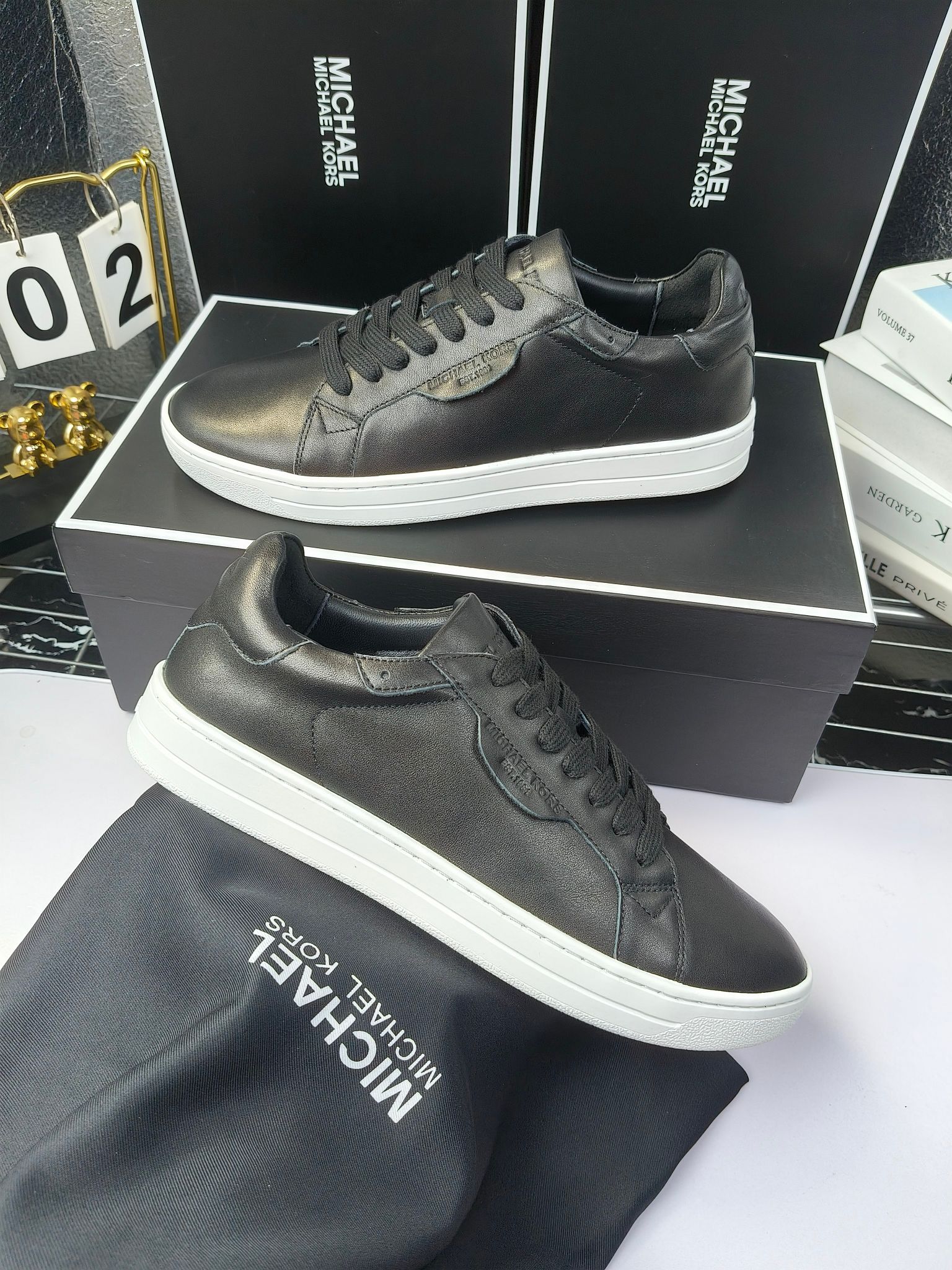 MICHAEL KORS 
四季男款管网同步发售
“独家开模”橡胶防滑耐磨大底、
面料：进口头层牛皮+特殊定制品牌材料 、 
内里：进口透气羊皮、
大底：防滑原版大底、
码数：39男-45
工厂最新版出厂220