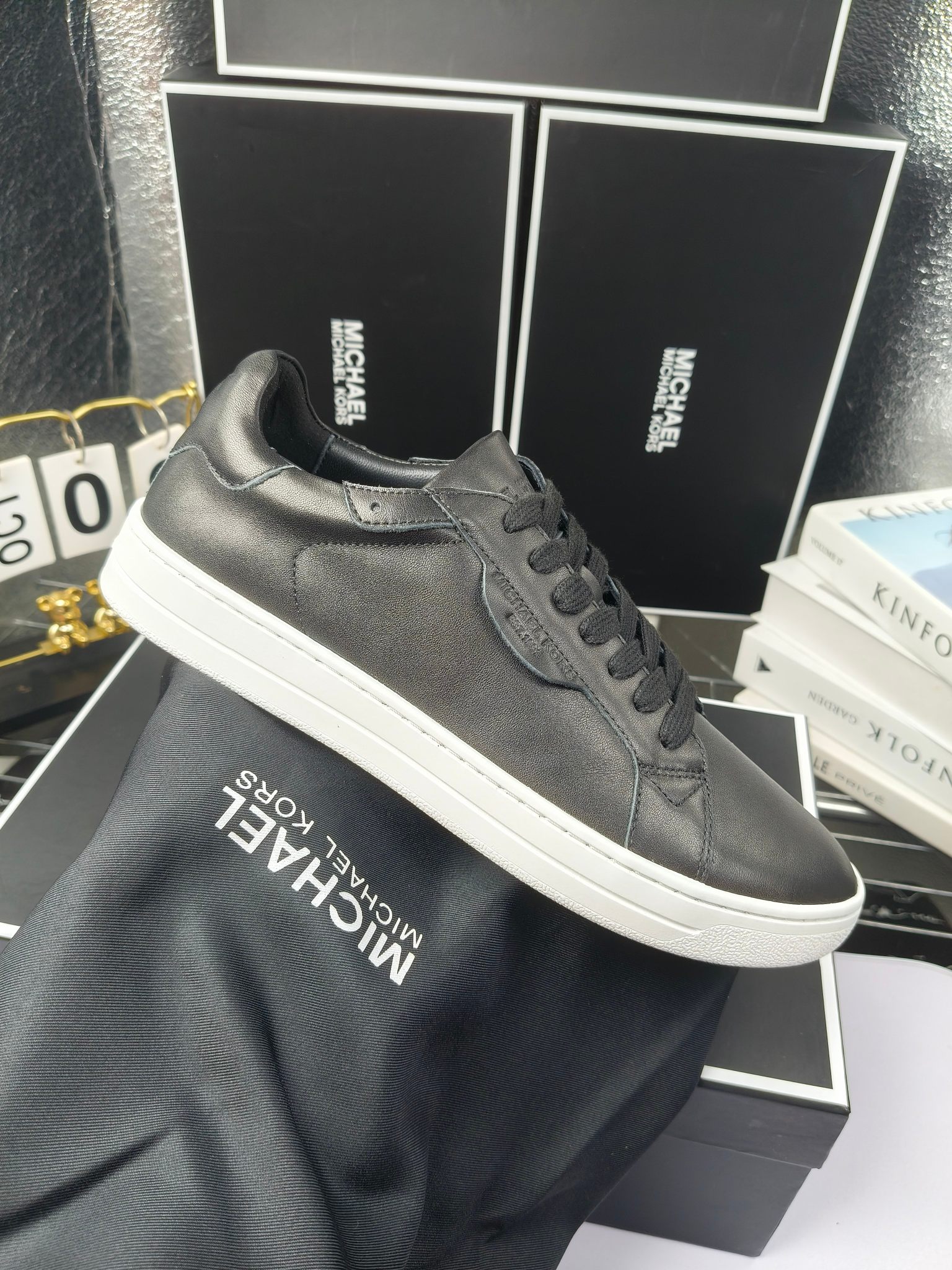 MICHAEL KORS 
四季男款管网同步发售
“独家开模”橡胶防滑耐磨大底、
面料：进口头层牛皮+特殊定制品牌材料 、 
内里：进口透气羊皮、
大底：防滑原版大底、
码数：39男-45
工厂最新版出厂220