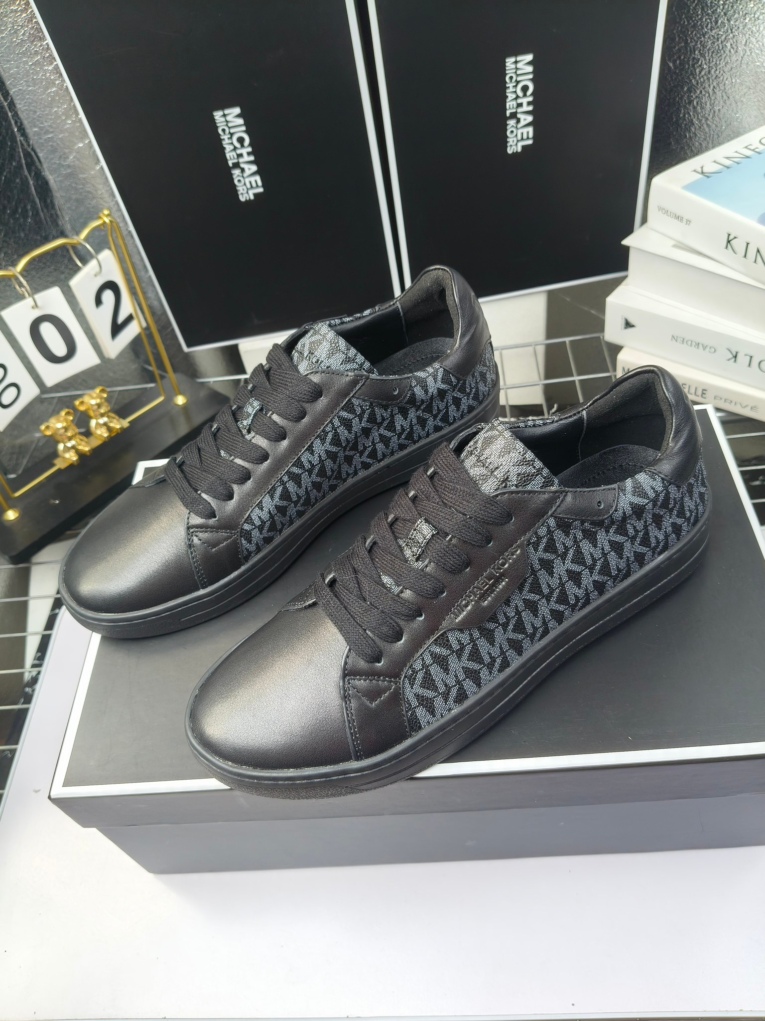 MICHAEL KORS 
四季男款管网同步发售
“独家开模”橡胶防滑耐磨大底、
面料：进口头层牛皮+特殊定制品牌材料 、 
内里：进口透气羊皮、
大底：防滑原版大底、
码数：39男-45
工厂最新版出厂220