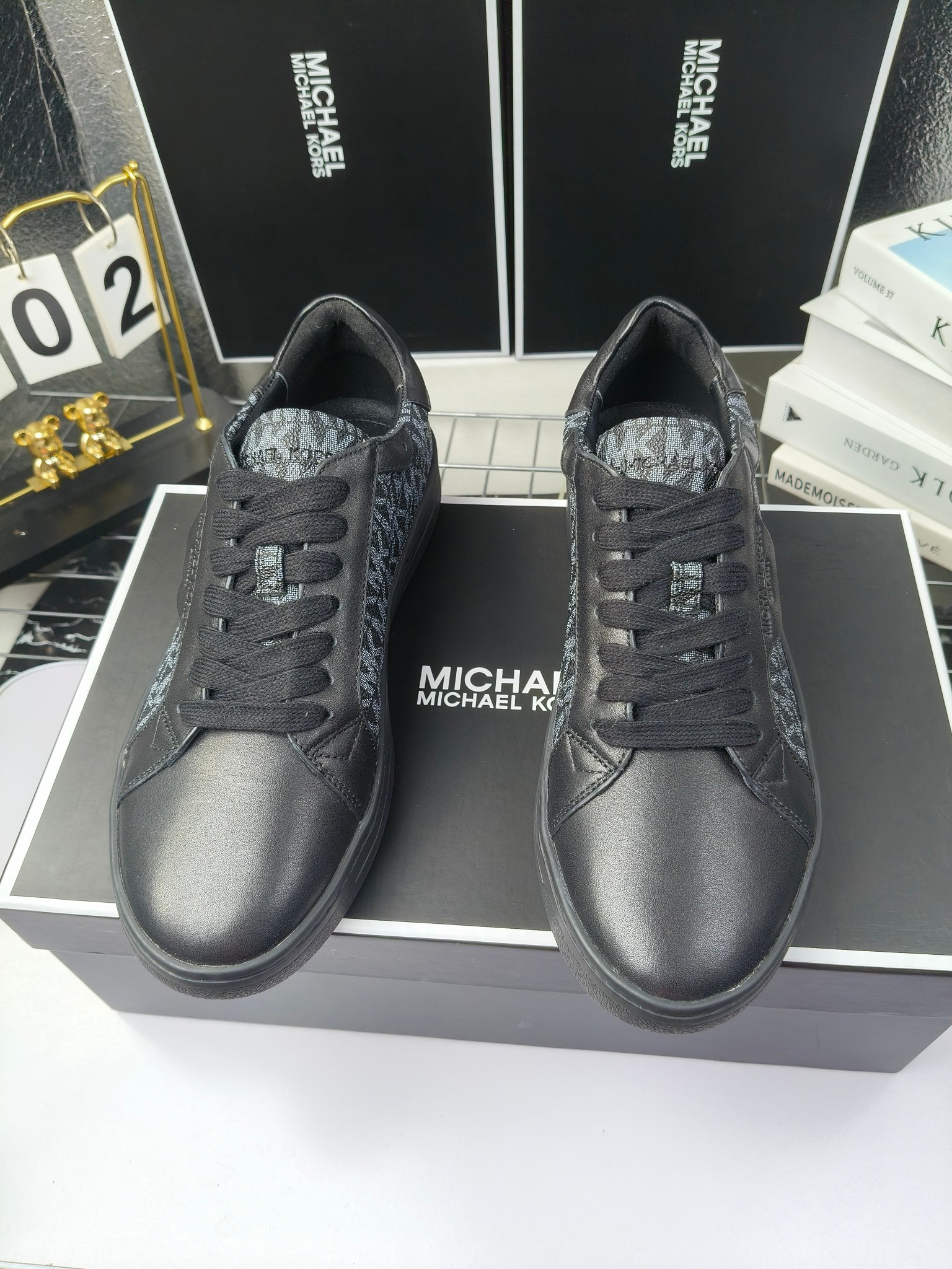 MICHAEL KORS 
四季男款管网同步发售
“独家开模”橡胶防滑耐磨大底、
面料：进口头层牛皮+特殊定制品牌材料 、 
内里：进口透气羊皮、
大底：防滑原版大底、
码数：39男-45
工厂最新版出厂220