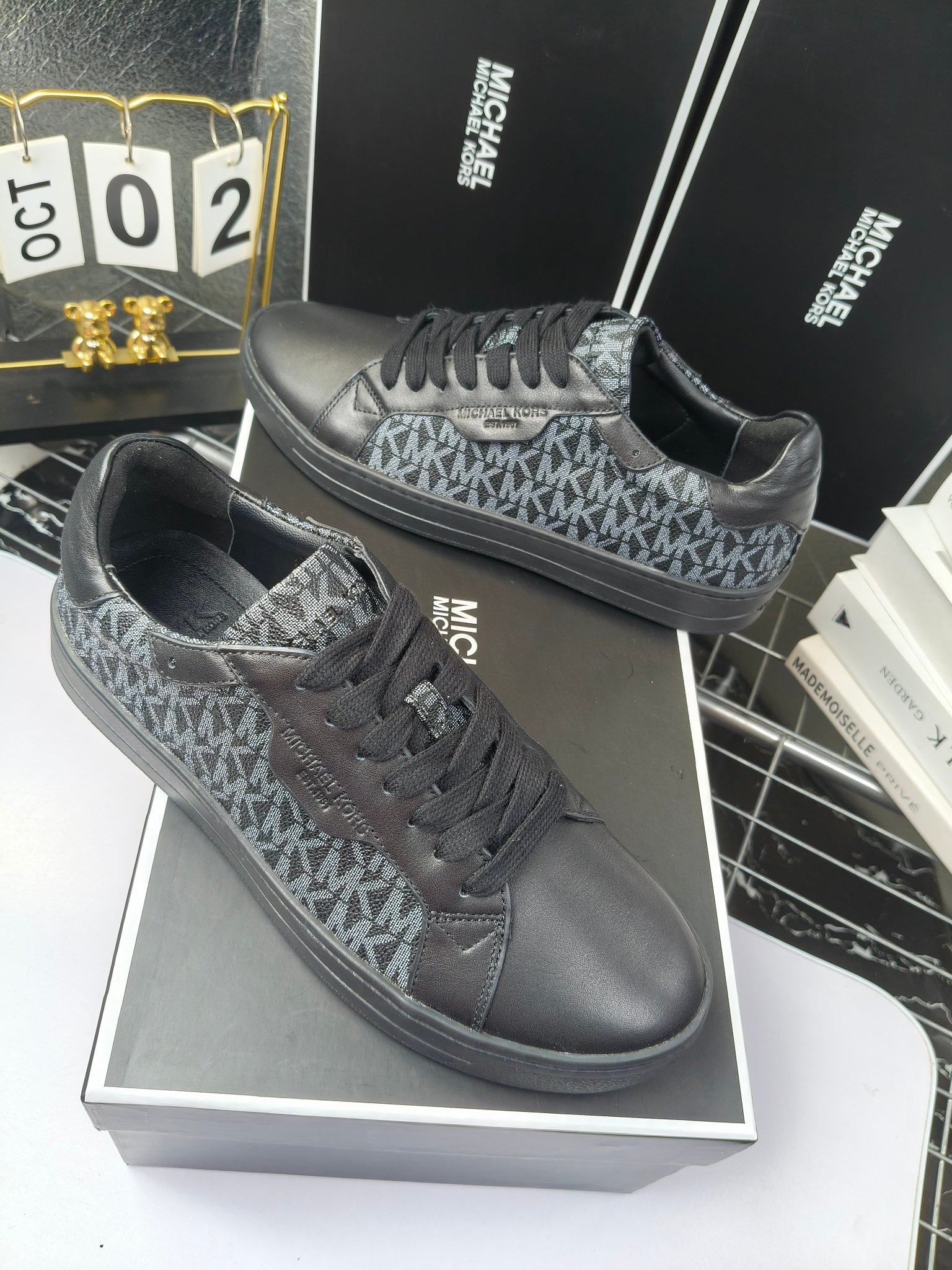 MICHAEL KORS 
四季男款管网同步发售
“独家开模”橡胶防滑耐磨大底、
面料：进口头层牛皮+特殊定制品牌材料 、 
内里：进口透气羊皮、
大底：防滑原版大底、
码数：39男-45
工厂最新版出厂220