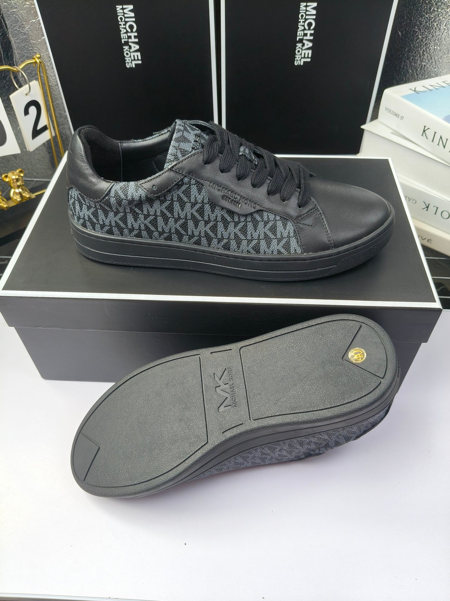 MICHAEL KORS 
四季男款管网同步发售
“独家开模”橡胶防滑耐磨大底、
面料：进口头层牛皮+特殊定制品牌材料 、 
内里：进口透气羊皮、
大底：防滑原版大底、
码数：39男-45
工厂最新版出厂220