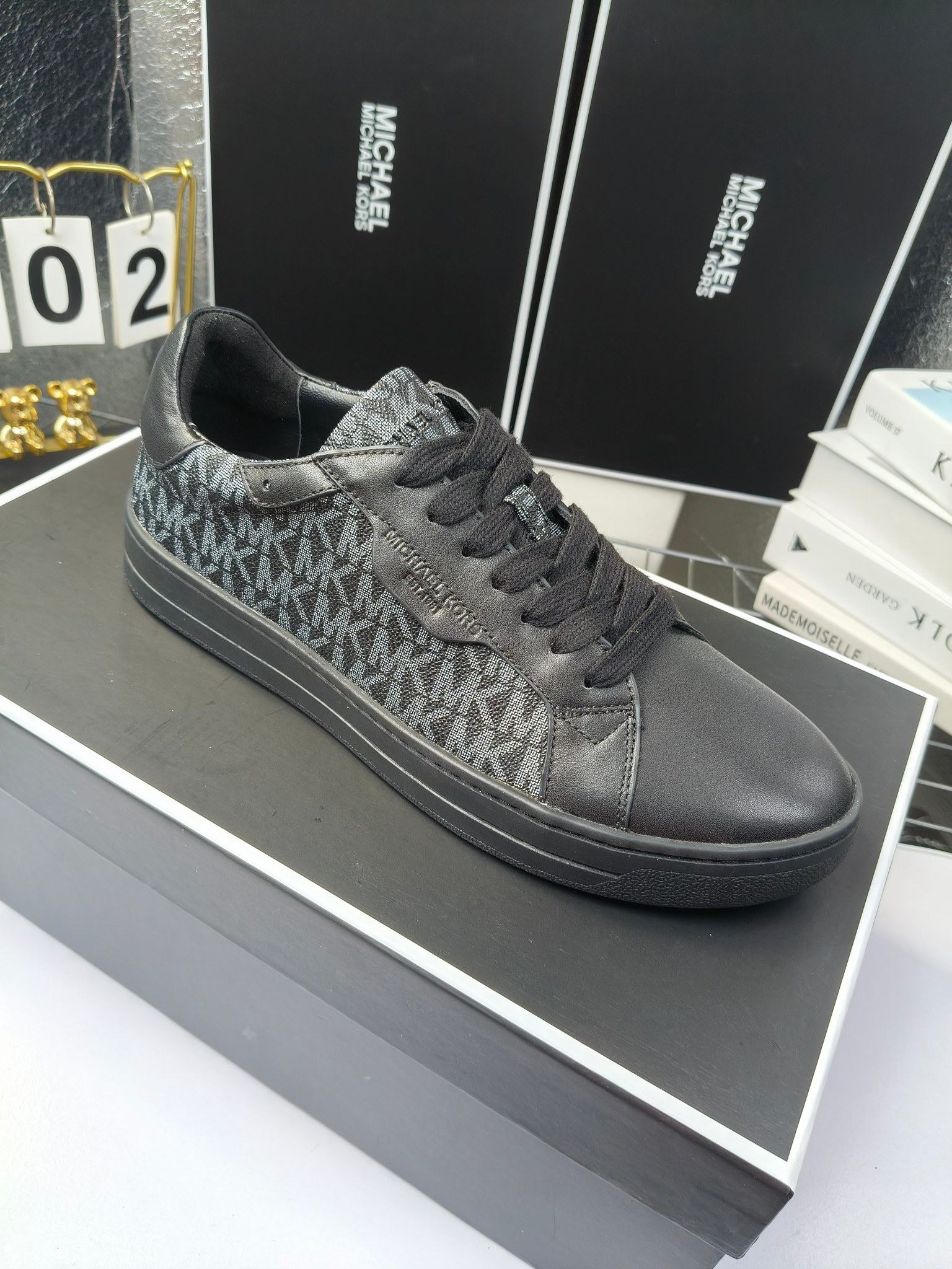 MICHAEL KORS 
四季男款管网同步发售
“独家开模”橡胶防滑耐磨大底、
面料：进口头层牛皮+特殊定制品牌材料 、 
内里：进口透气羊皮、
大底：防滑原版大底、
码数：39男-45
工厂最新版出厂220