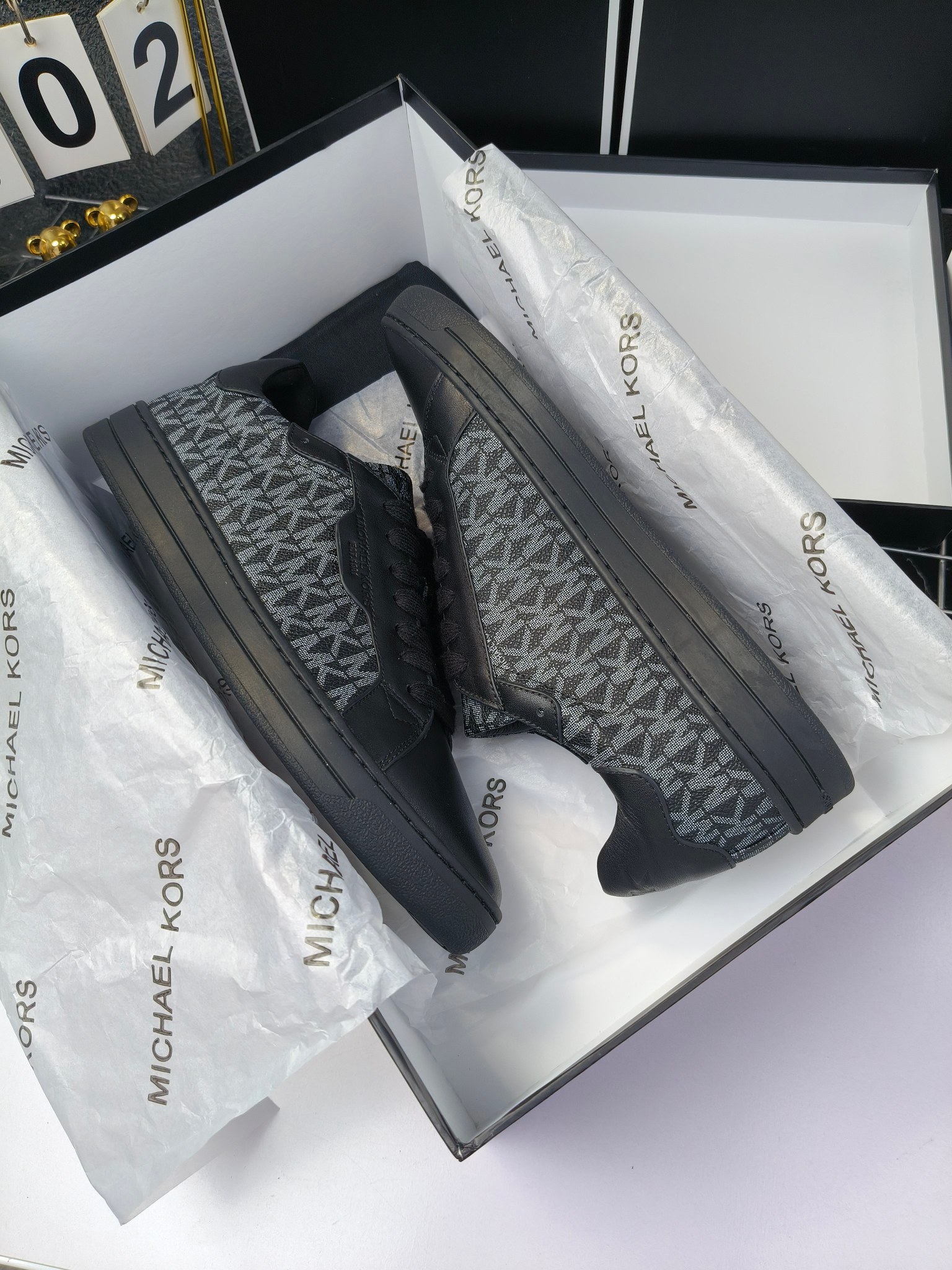 MICHAEL KORS 
四季男款管网同步发售
“独家开模”橡胶防滑耐磨大底、
面料：进口头层牛皮+特殊定制品牌材料 、 
内里：进口透气羊皮、
大底：防滑原版大底、
码数：39男-45
工厂最新版出厂220