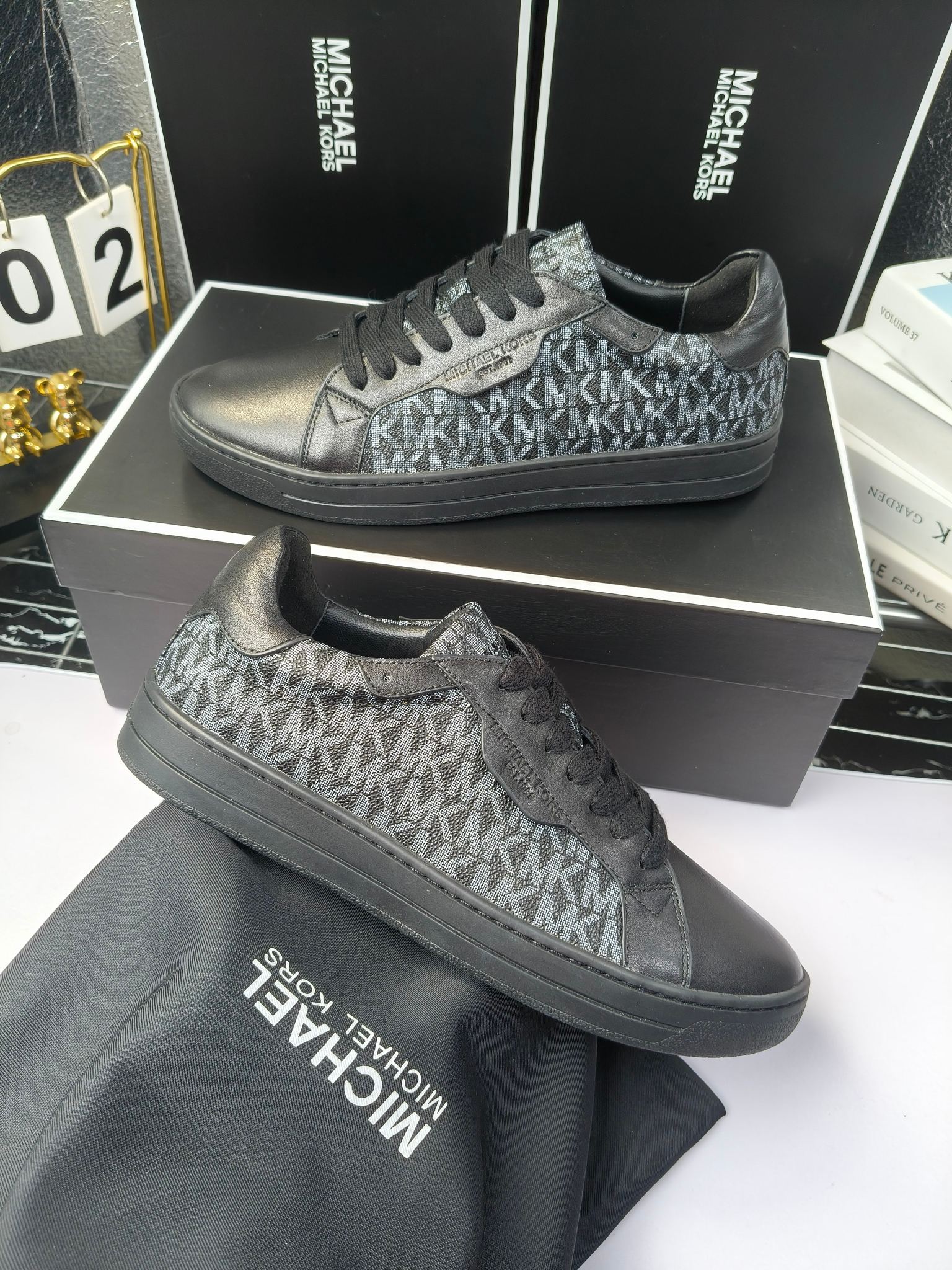 MICHAEL KORS 
四季男款管网同步发售
“独家开模”橡胶防滑耐磨大底、
面料：进口头层牛皮+特殊定制品牌材料 、 
内里：进口透气羊皮、
大底：防滑原版大底、
码数：39男-45
工厂最新版出厂220