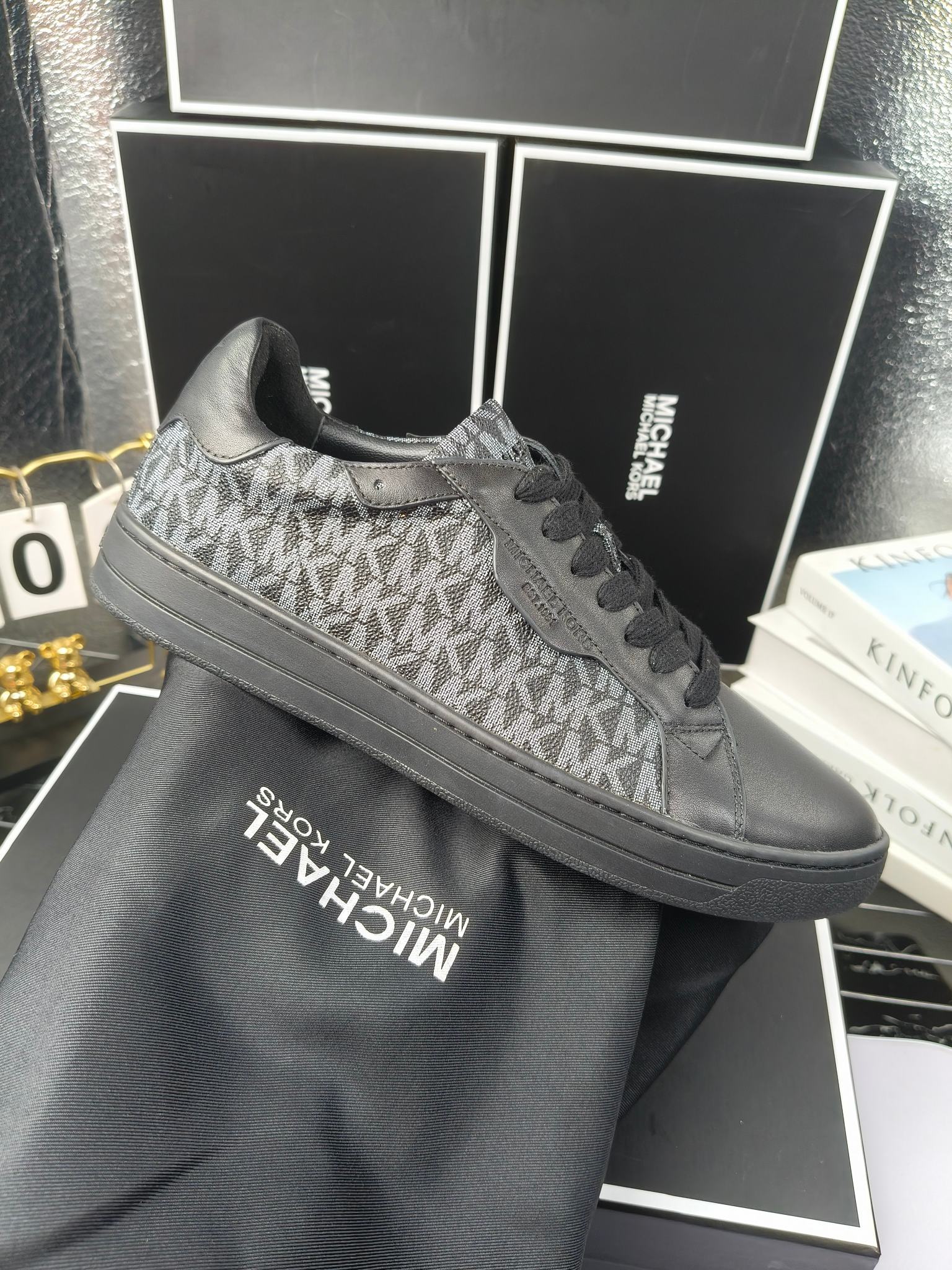 MICHAEL KORS 
四季男款管网同步发售
“独家开模”橡胶防滑耐磨大底、
面料：进口头层牛皮+特殊定制品牌材料 、 
内里：进口透气羊皮、
大底：防滑原版大底、
码数：39男-45
工厂最新版出厂220