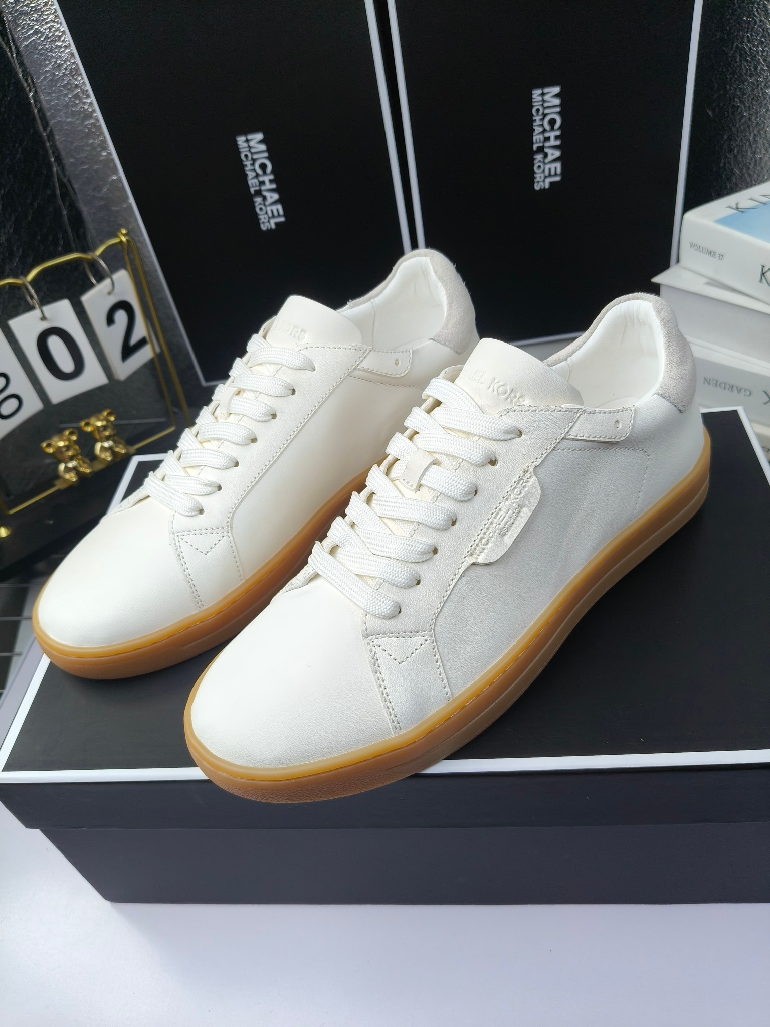 MICHAEL KORS 
四季男款管网同步发售
“独家开模”橡胶防滑耐磨大底、
面料：进口头层牛皮+特殊定制品牌材料 、 
内里：进口透气羊皮、
大底：防滑原版大底、
码数：39男-45
工厂最新版出厂220