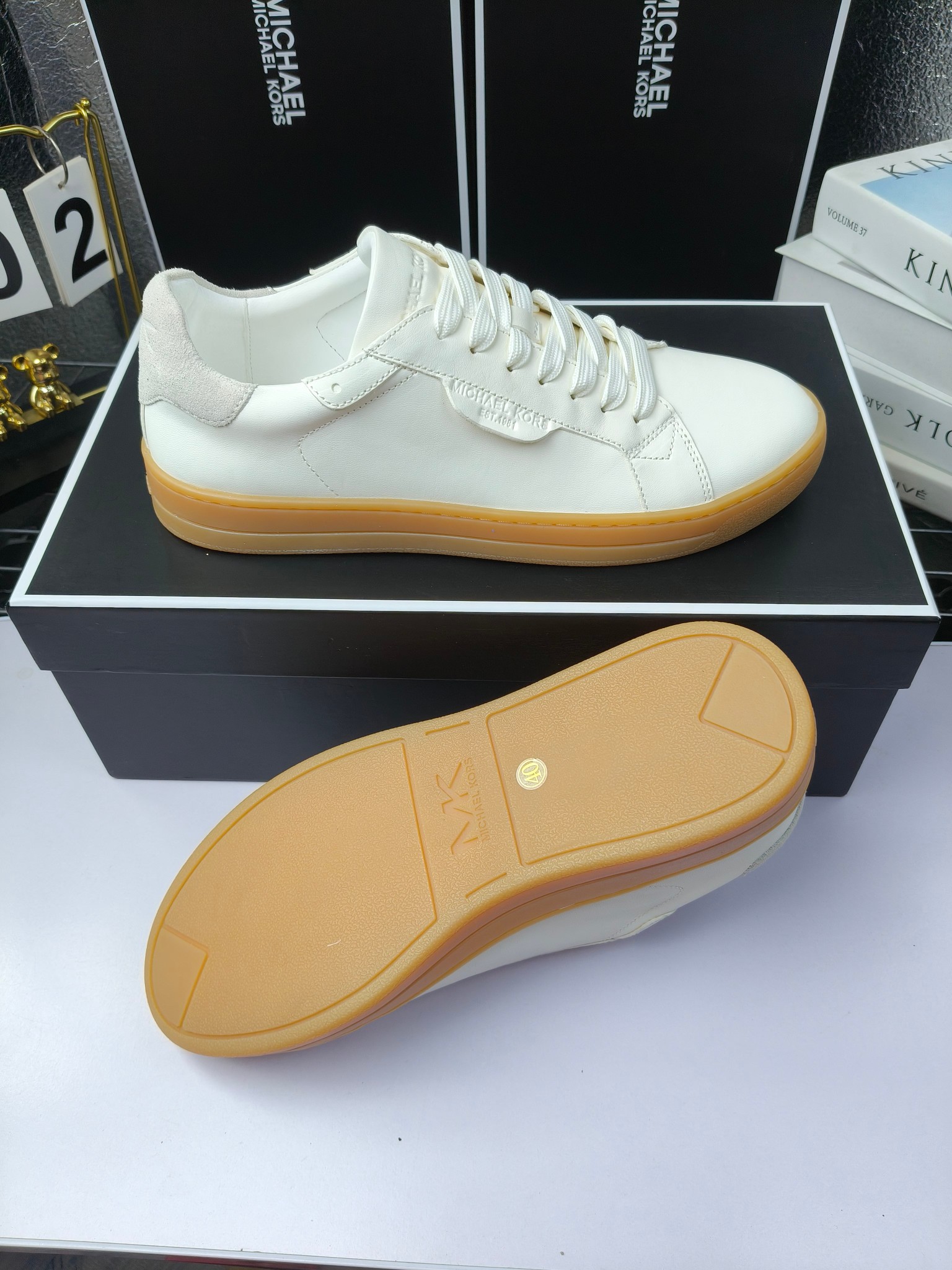 MICHAEL KORS 
四季男款管网同步发售
“独家开模”橡胶防滑耐磨大底、
面料：进口头层牛皮+特殊定制品牌材料 、 
内里：进口透气羊皮、
大底：防滑原版大底、
码数：39男-45
工厂最新版出厂220