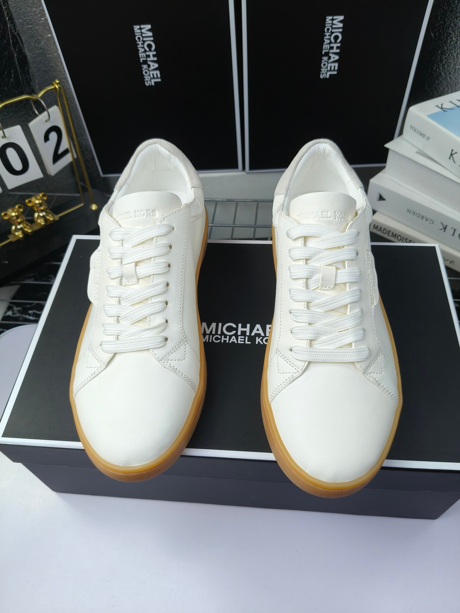 MICHAEL KORS 
四季男款管网同步发售
“独家开模”橡胶防滑耐磨大底、
面料：进口头层牛皮+特殊定制品牌材料 、 
内里：进口透气羊皮、
大底：防滑原版大底、
码数：39男-45
工厂最新版出厂220