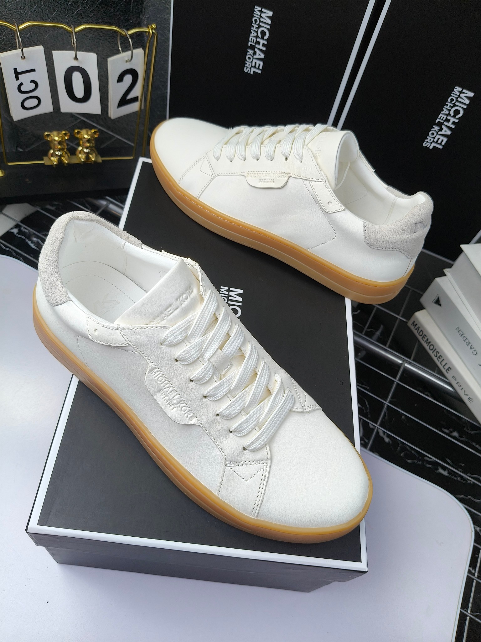 MICHAEL KORS 
四季男款管网同步发售
“独家开模”橡胶防滑耐磨大底、
面料：进口头层牛皮+特殊定制品牌材料 、 
内里：进口透气羊皮、
大底：防滑原版大底、
码数：39男-45
工厂最新版出厂220