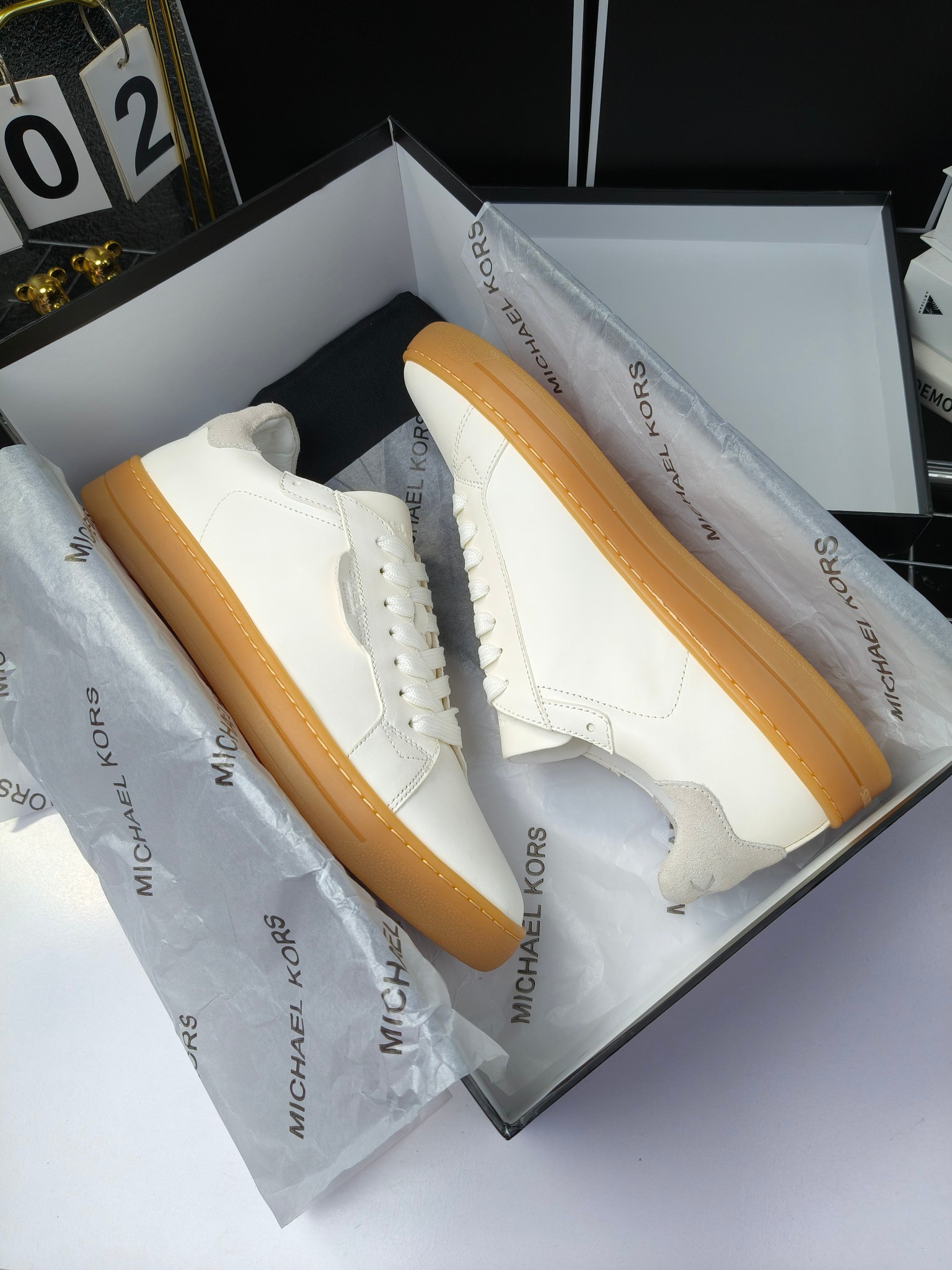 MICHAEL KORS 
四季男款管网同步发售
“独家开模”橡胶防滑耐磨大底、
面料：进口头层牛皮+特殊定制品牌材料 、 
内里：进口透气羊皮、
大底：防滑原版大底、
码数：39男-45
工厂最新版出厂220