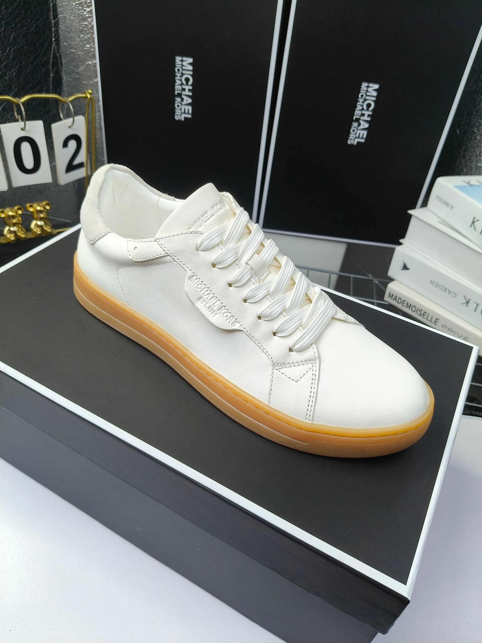 MICHAEL KORS 
四季男款管网同步发售
“独家开模”橡胶防滑耐磨大底、
面料：进口头层牛皮+特殊定制品牌材料 、 
内里：进口透气羊皮、
大底：防滑原版大底、
码数：39男-45
工厂最新版出厂220